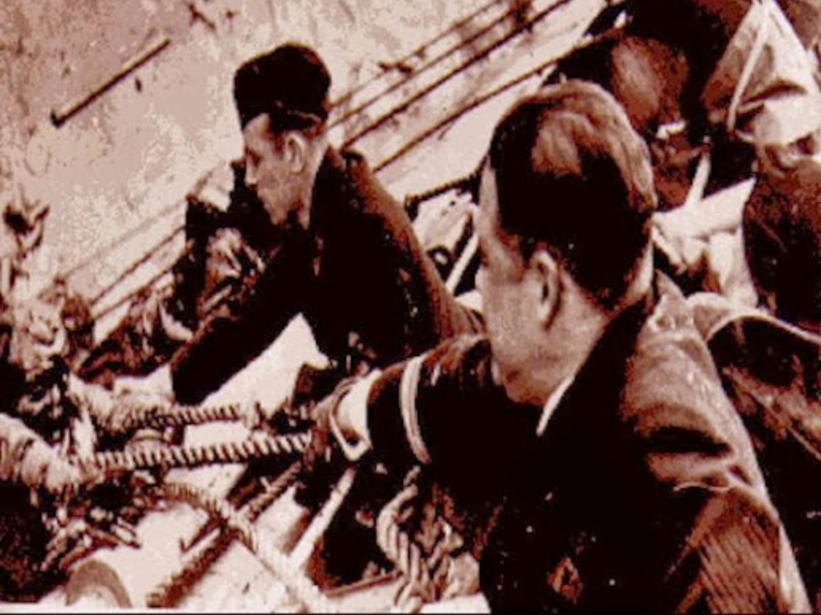 Sobrevientes ingleses são conduzidos a bordo do Admiral Hipper depois da batalha.