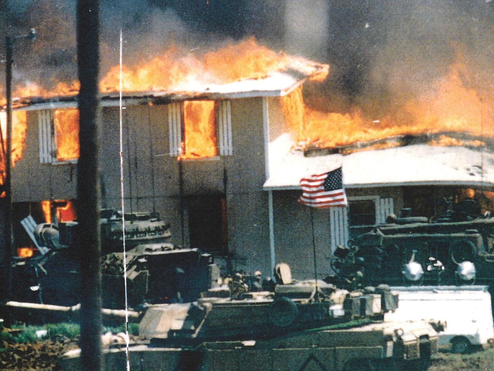 Agentes da ATF e FBI durante o cerco de 51 dias mobilizaram centenas de agentes federais e equipamentos militares pesados em demonstração de força sem precedentes contra cidadãos americanos. A operação "Showtime" escalou de investigação rotineira sobre armas para operação militar completa, questionando limites constitucionais do poder federal. Fonte: ABC News.