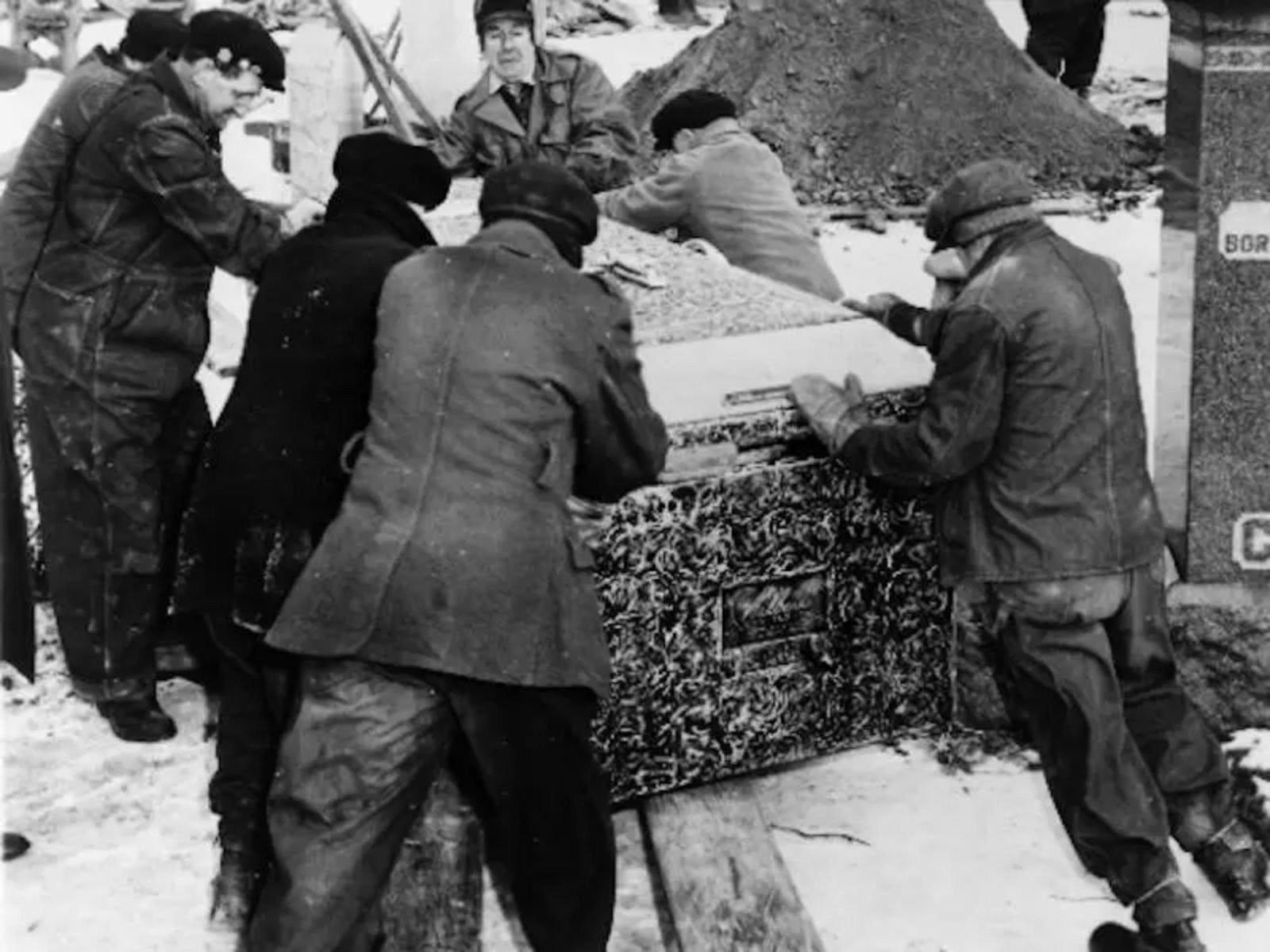 O funeral de Al Capone. O notório gângster morreu em 25 de janeiro de 1947 em sua casa na Flórida, vítima de um acidente vascular cerebral e pneumonia. Ele foi enterrado em uma cerimônia simples em Chicago.