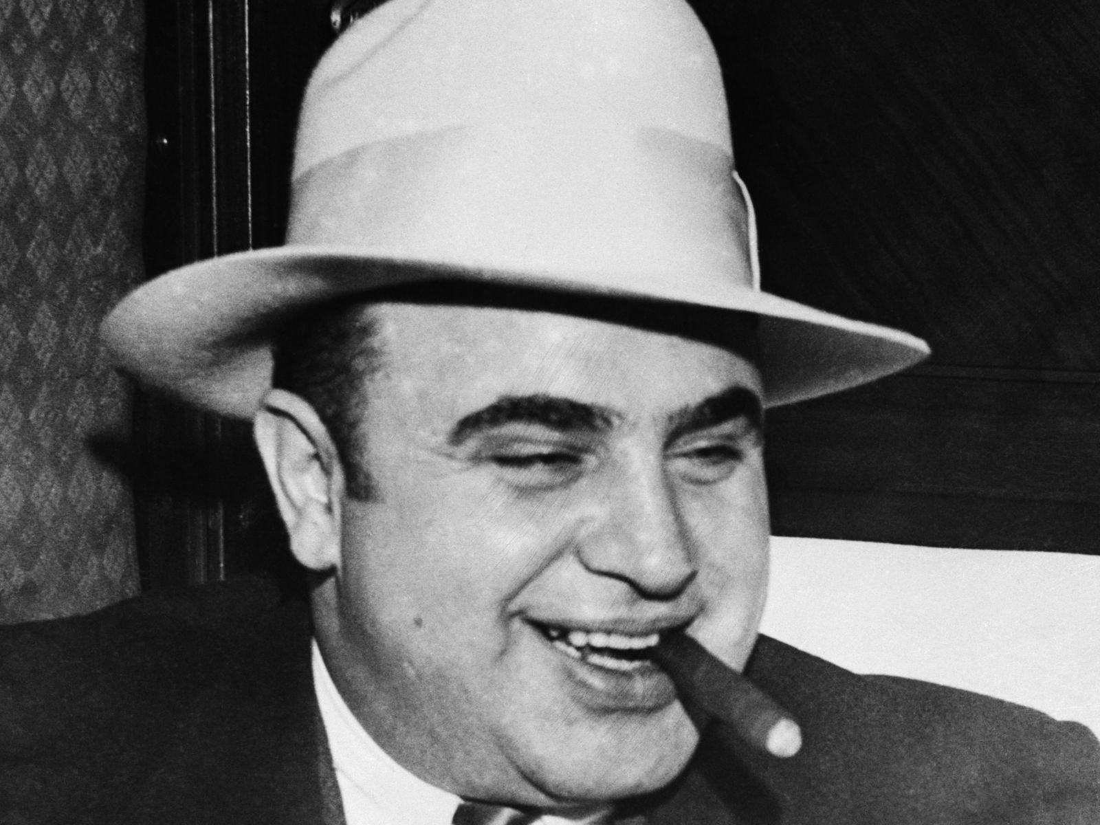 Retrato clássico de Al Capone, um dos mais notórios gângsteres da era da Lei Seca.