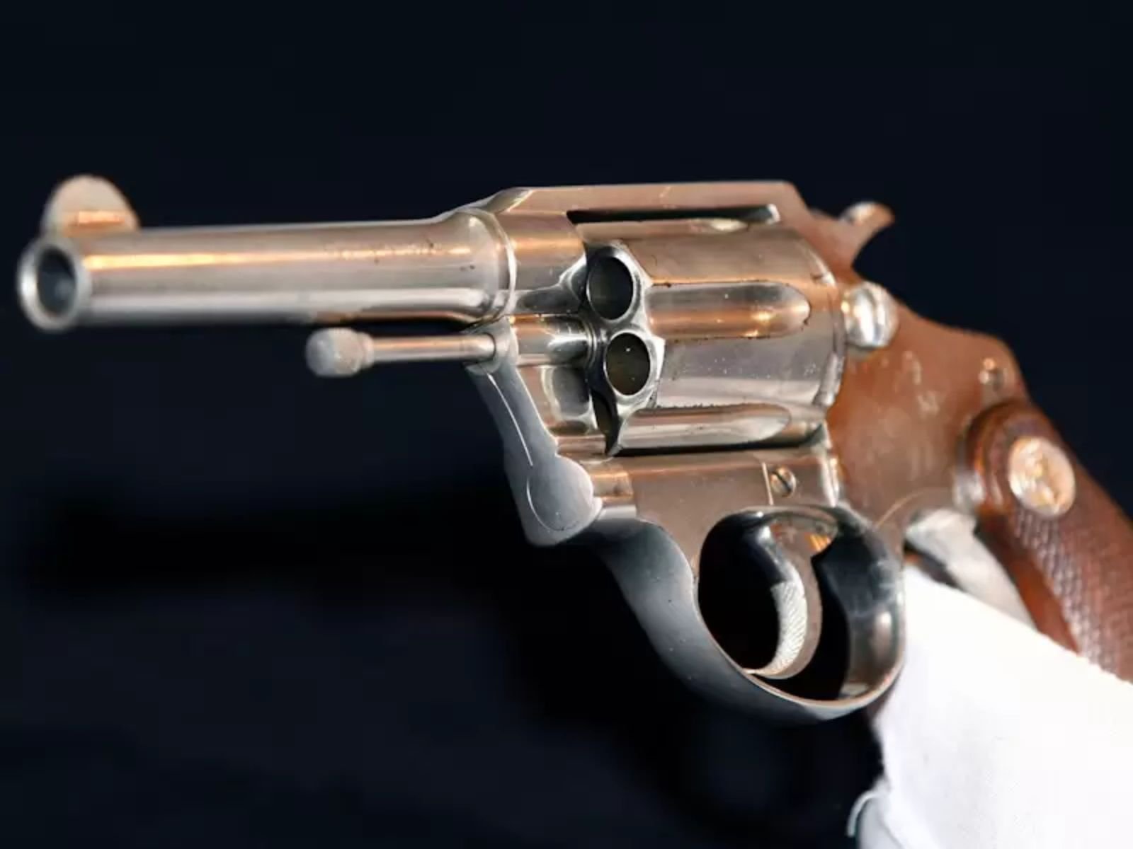 Revólver Colt de Al Capone leiloado. Em 2011, o revólver modelo Colt .28 banhado a níquel, pertencente ao mafioso e fabricado em maio de 1929, foi vendido em Londres por U$ 110.000, demonstrando o fascínio duradouro por sua história.