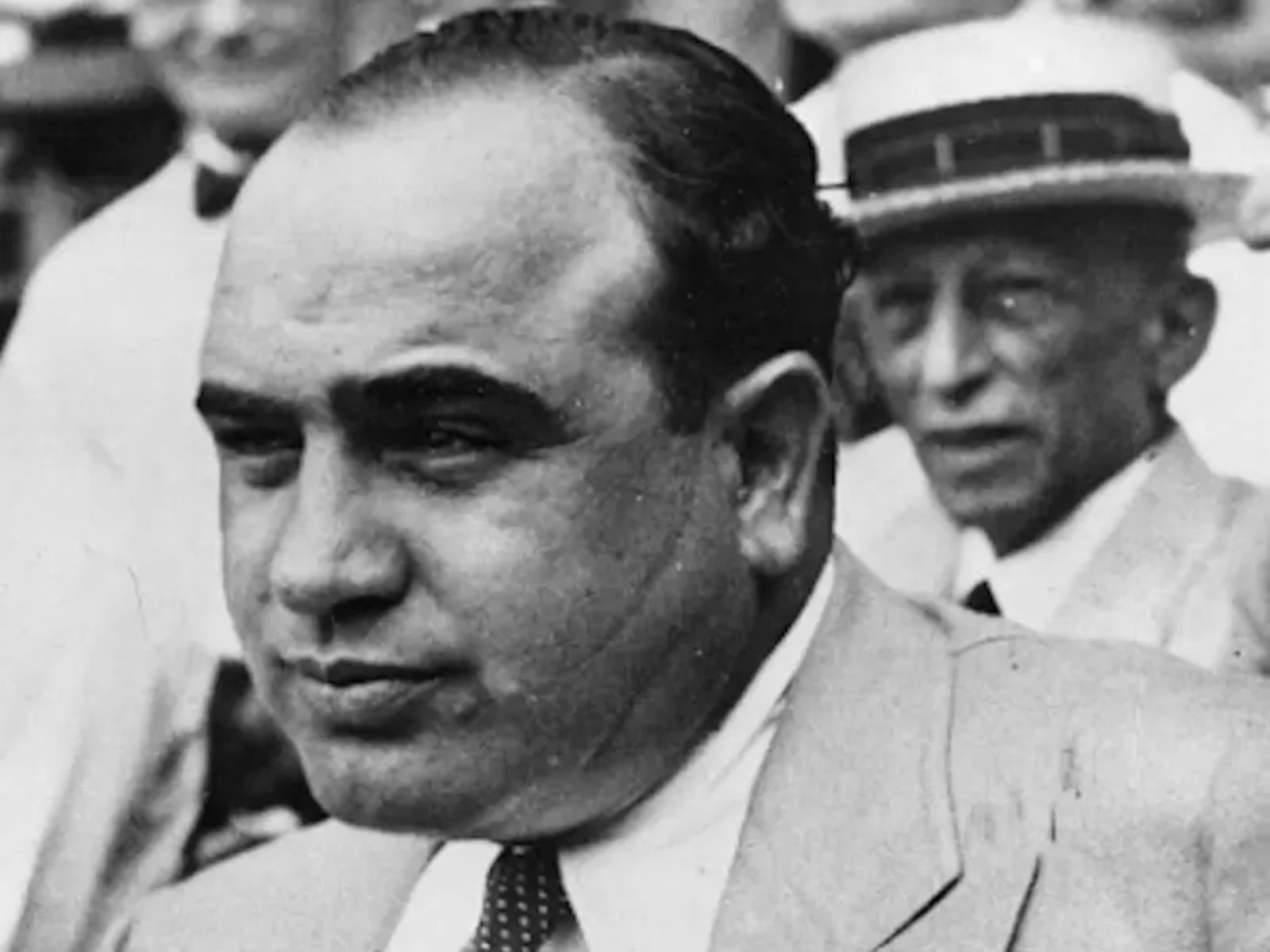 Uma das raras fotos de Al Capone evidenciando suas cicatrizes no rosto, marca que obteve em uma briga na adolescência. Essa cicatriz lhe rendeu o famoso apelido "Scarface" (Cara de Cicatriz).