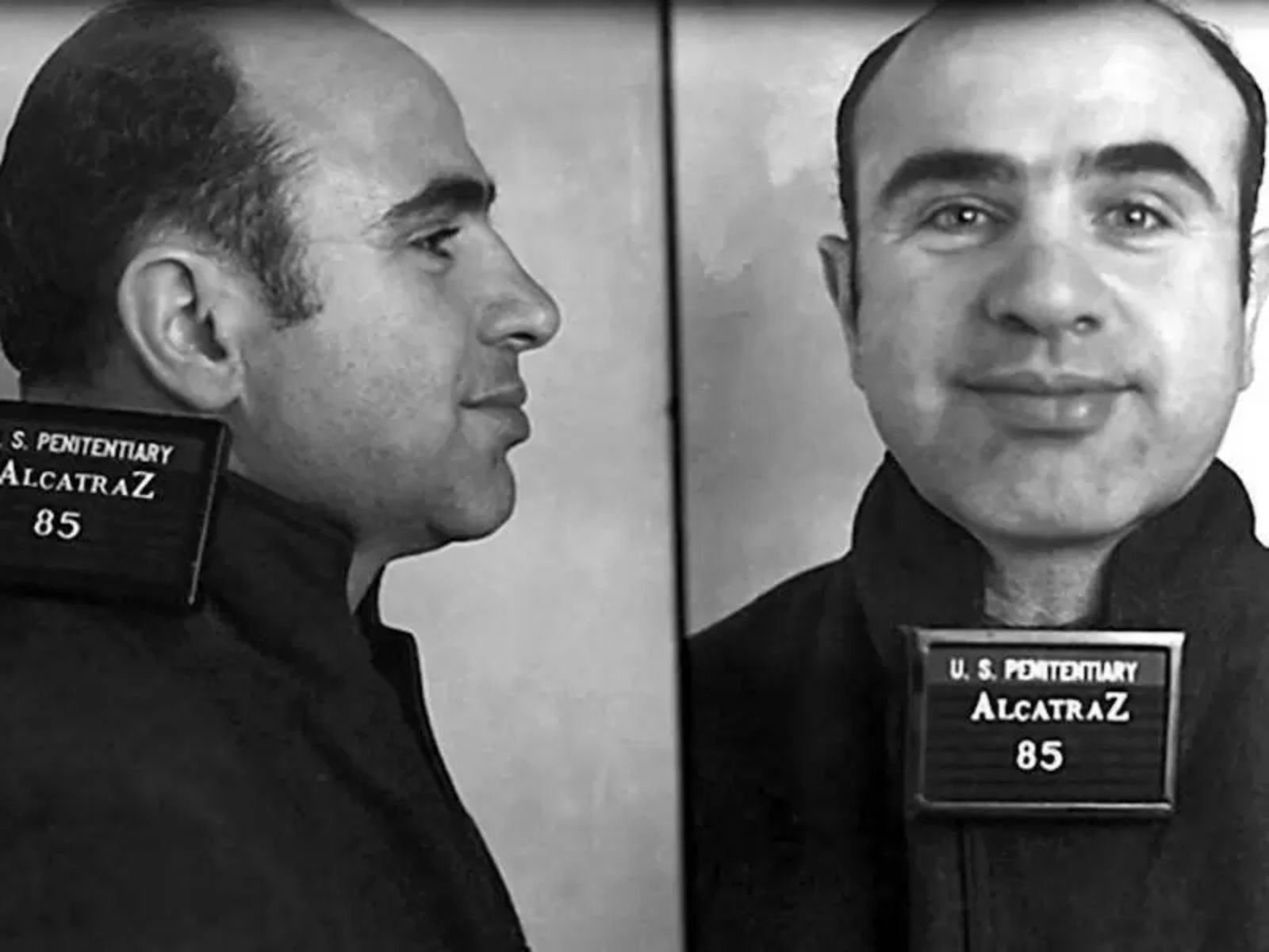 Al Capone é condenado por sonegação de impostos em 1931 e cumpre pena em Alcatraz. Esta imagem mostra o momento de sua condenação, que marcou o início de sua queda e o fim de seu império criminoso.
