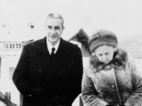 Aldo Moro: O Sequestro Por Terroristas Que Parou a Itália Aldo Moro e sua esposa Eleonora em viagem oficial. Em 1978, ela imploraria em vão pela vida do marido, enquanto o governo italiano adotava a 'linha da firmeza' que o condenaria à morte.
