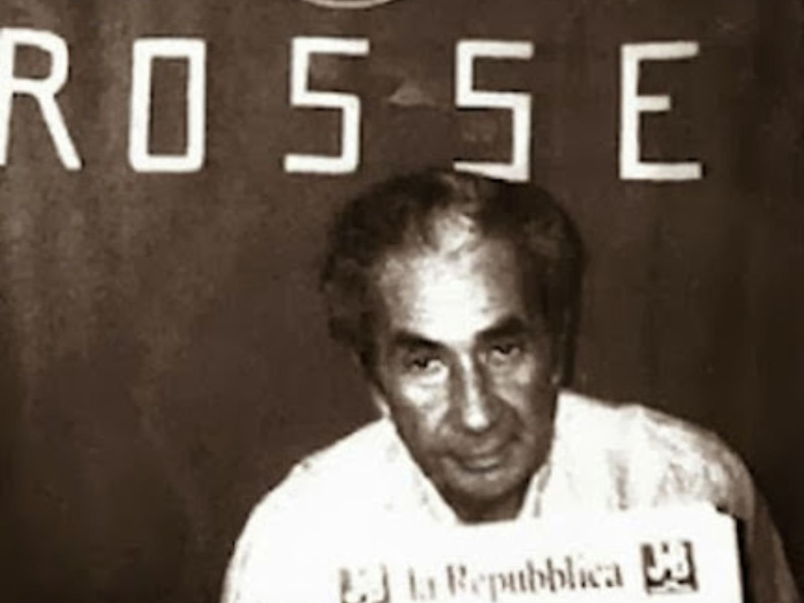 Aldo Moro no cativeiro, segurando uma edição do jornal "La Repubblica" com a manchete sobre seu próprio sequestro. Esta fotografia, divulgada pelas Brigadas Vermelhas, chocou o mundo. Moro aparece magro, envelhecido, com um olhar de profunda tristeza e resignação.