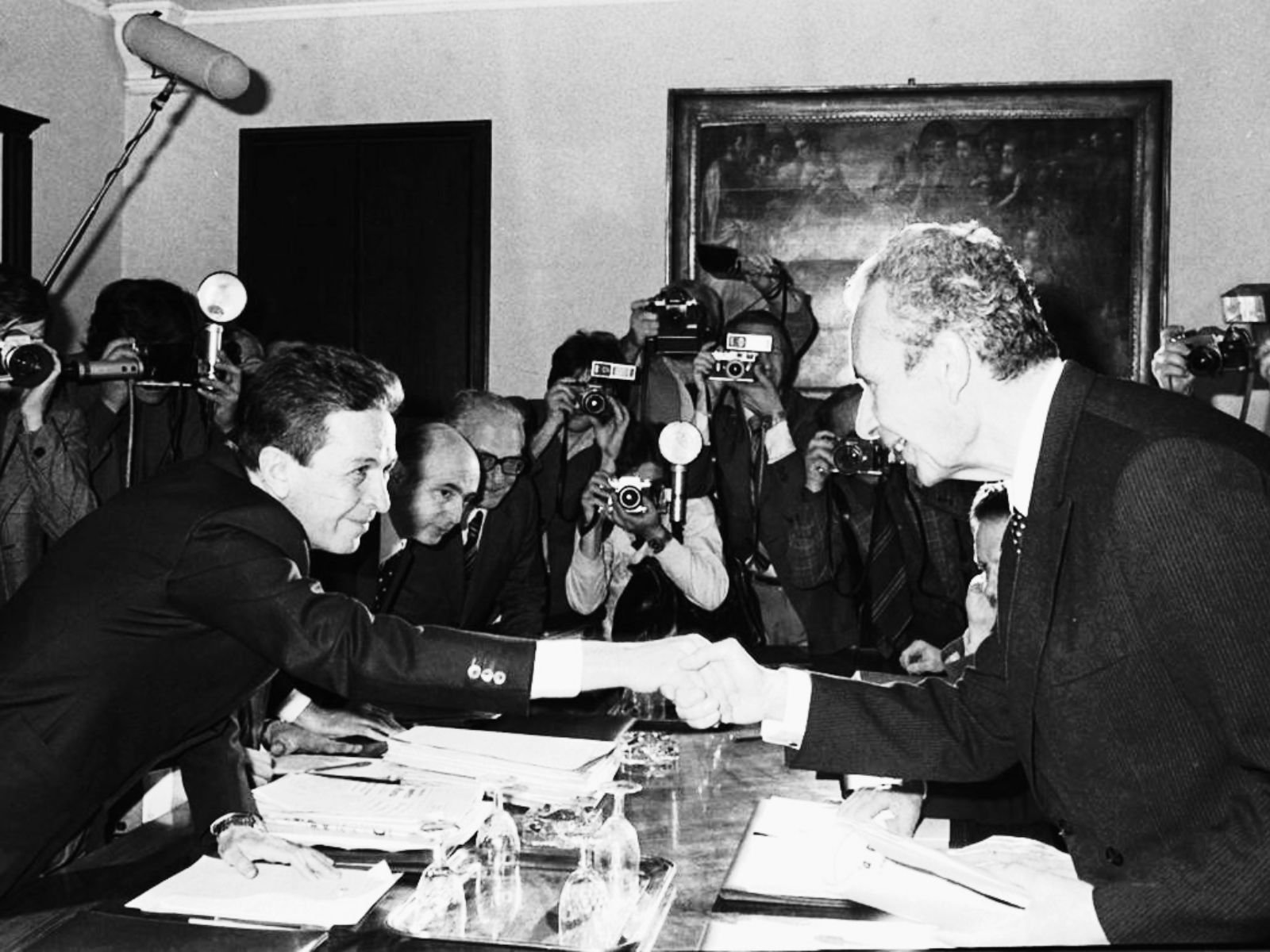 Moro não era apenas um político; era um intelectual refinado, professor de direito constitucional, um homem de diálogo que acreditava profundamente na capacidade da política de transcender divisões ideológicas. Sua visão do "Compromisso Histórico" — uma aliança inédita entre a Democracia Cristã e o Partido Comunista Italiano — era revolucionária para a época, buscando estabilidade em uma Itália dilacerada pelos "Anni di Piombo" (Anos de Chumbo).