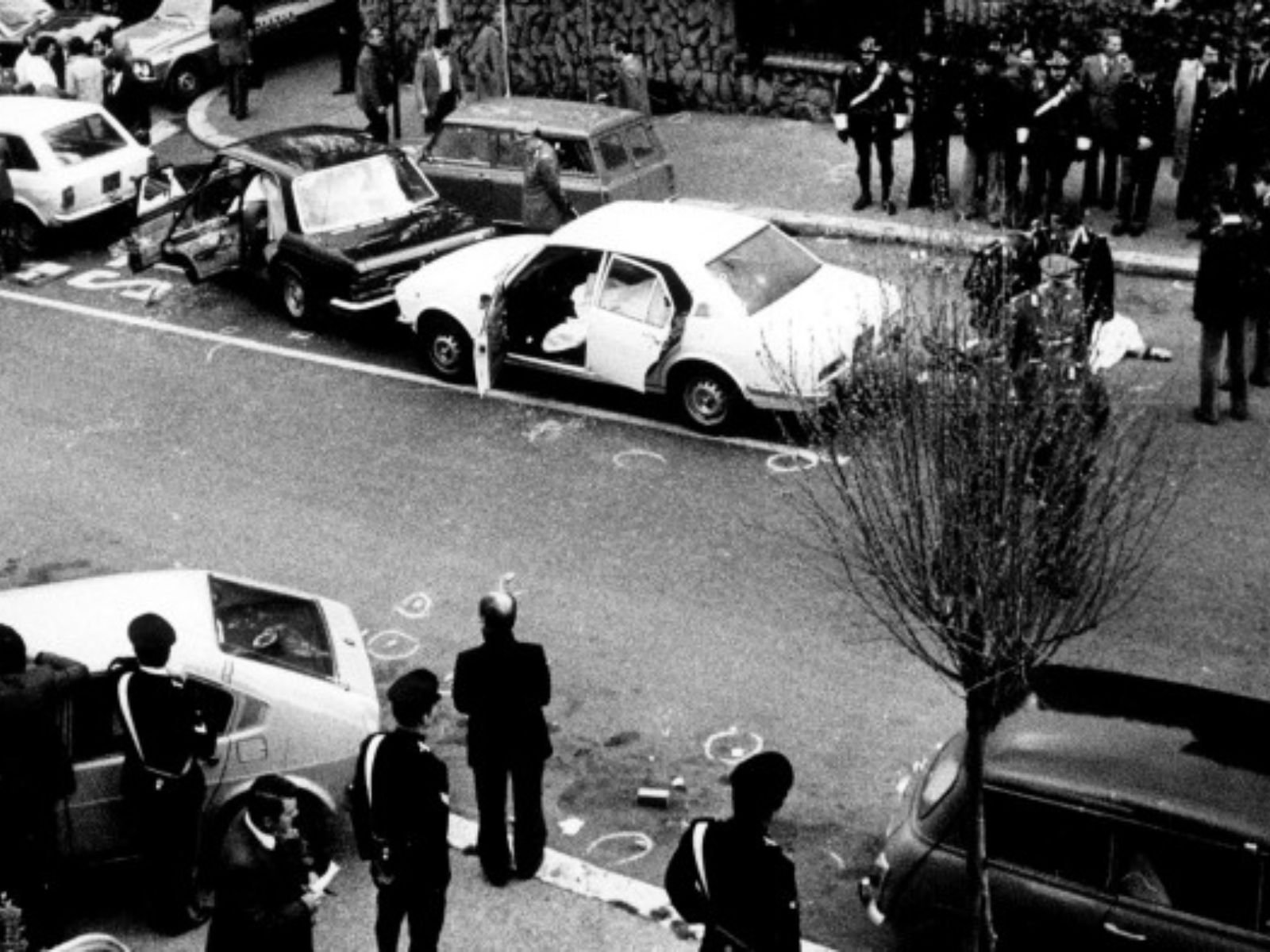 Um comando de 12 terroristas, disfarçados com uniformes da companhia aérea Alitalia, bloqueou o comboio de Aldo Moro em uma rua residencial tranquila. Em menos de 90 segundos de violência coordenada com precisão militar, eles dispararam 91 tiros, matando os cinco seguranças de Moro: Domenico Ricci (31 anos), Oreste Leonardi (31), Raffaele Iozzino (49), Giulio Rivera (30) e Francesco Zizzi (28). Os terroristas usaram metralhadoras Skorpion e pistolas, executando os guardas com tiros na cabeça para garantir que não houvesse sobreviventes. Moro, ileso fisicamente mas em choque profundo, foi arrastado para um carro e desapareceu nas ruas de Roma.
