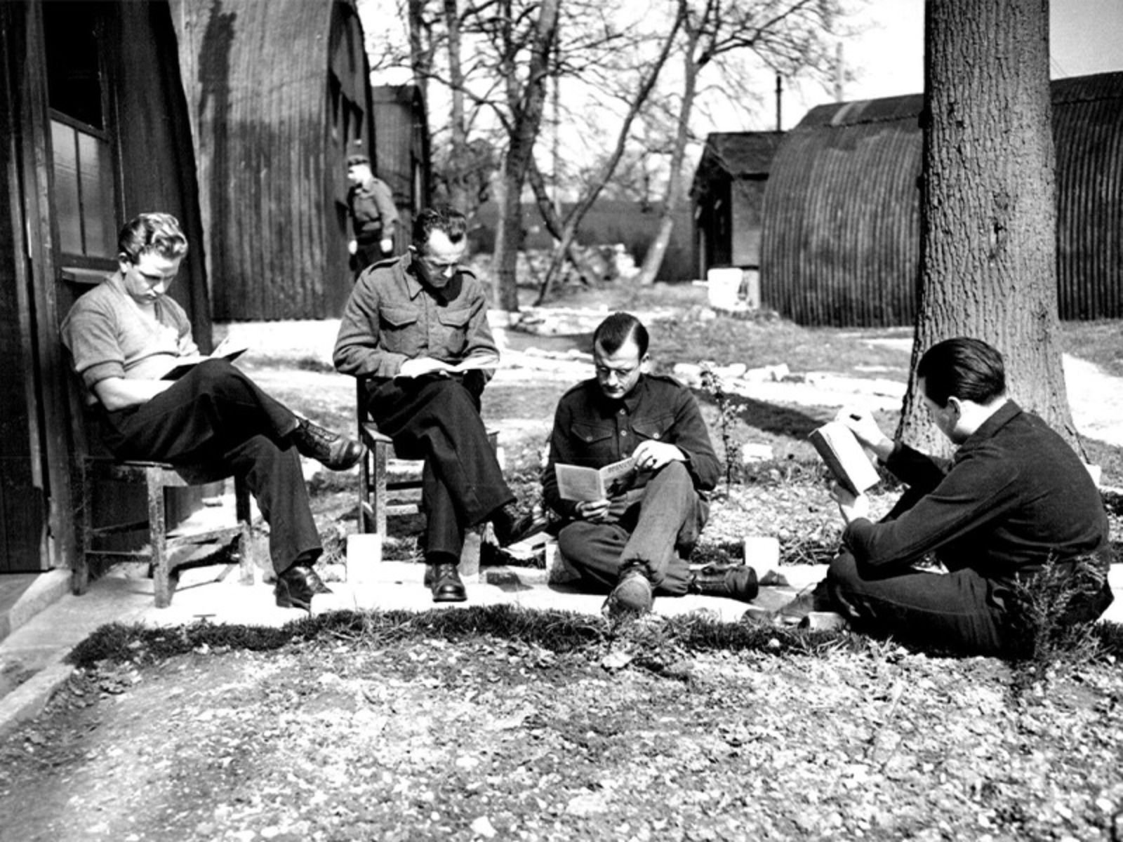 Cidadãos alemães leem jornais e publicações licenciadas pelos Aliados, parte do esforço de reeducação e controle da informação na Alemanha do pós-guerra.