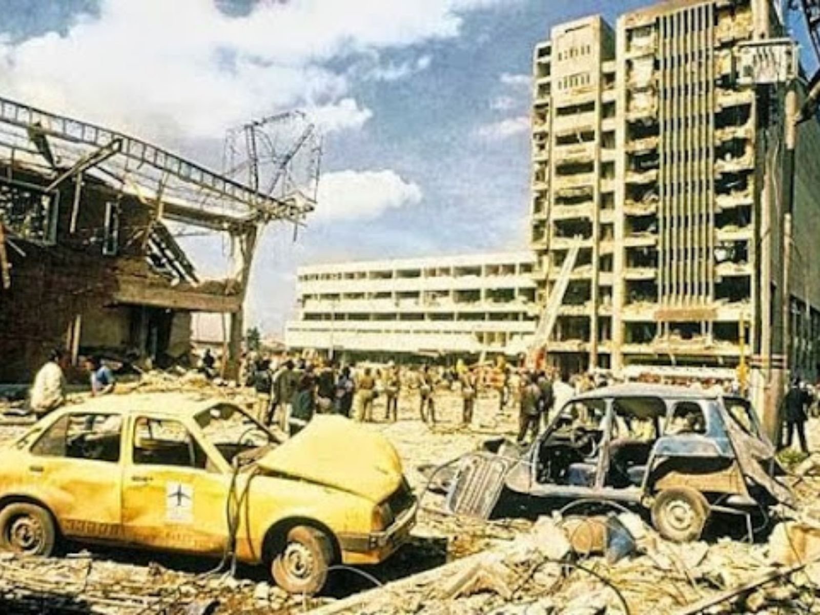 Pablo Escobar também dinamitou o edifício da DAS, a polícia secreta colombiana, na tentativa de assassinar seu diretor, o general Miguel Alfredo Maza Márquez, que saiu ileso, apesar do prédio ter sido completamente destruído e do ataque ter custado a vida de cerca de setenta pessoas. Foto: El Espectador. Pablo Escobar também dinamitou o edifício da DAS, a polícia secreta colombiana, na tentativa de assassinar seu diretor, o general Miguel Alfredo Maza Márquez, que saiu ileso, apesar do prédio ter sido completamente destruído e do ataque ter custado a vida de cerca de setenta pessoas. Foto: El Espectador.
