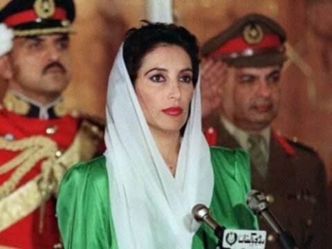 Benazir Bhutto: A Luta e o Legado da Filha do Paquistão Benazir Bhutto durante sua cerimônia de posse como Primeira-Ministra do Paquistão em 2 de dezembro de 1988. Sua eleição foi um marco histórico para as mulheres no mundo muçulmano e um símbolo de esperança para a democracia paquistanesa.