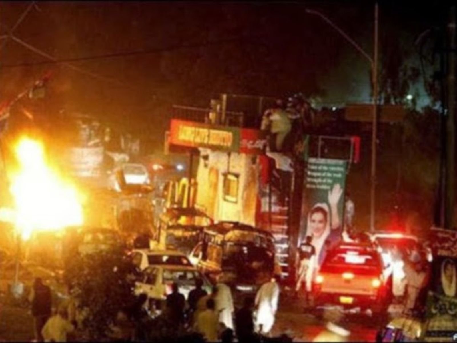 Momento exato da explosão que vitimou fatalmente Benazir Bhutto em 2007. Foto: Associated Press.