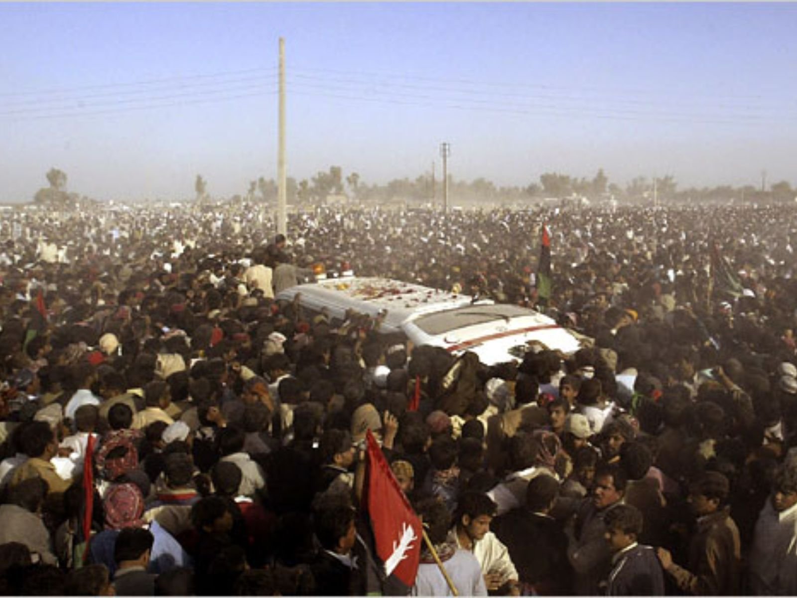 Apoiadores carregam o caixão de Benazir Bhutto durante seu funeral em Garhi Khuda Bakhsh, em 28 de dezembro de 2007. Sua morte desencadeou uma onda de protestos e instabilidade em todo o Paquistão.
