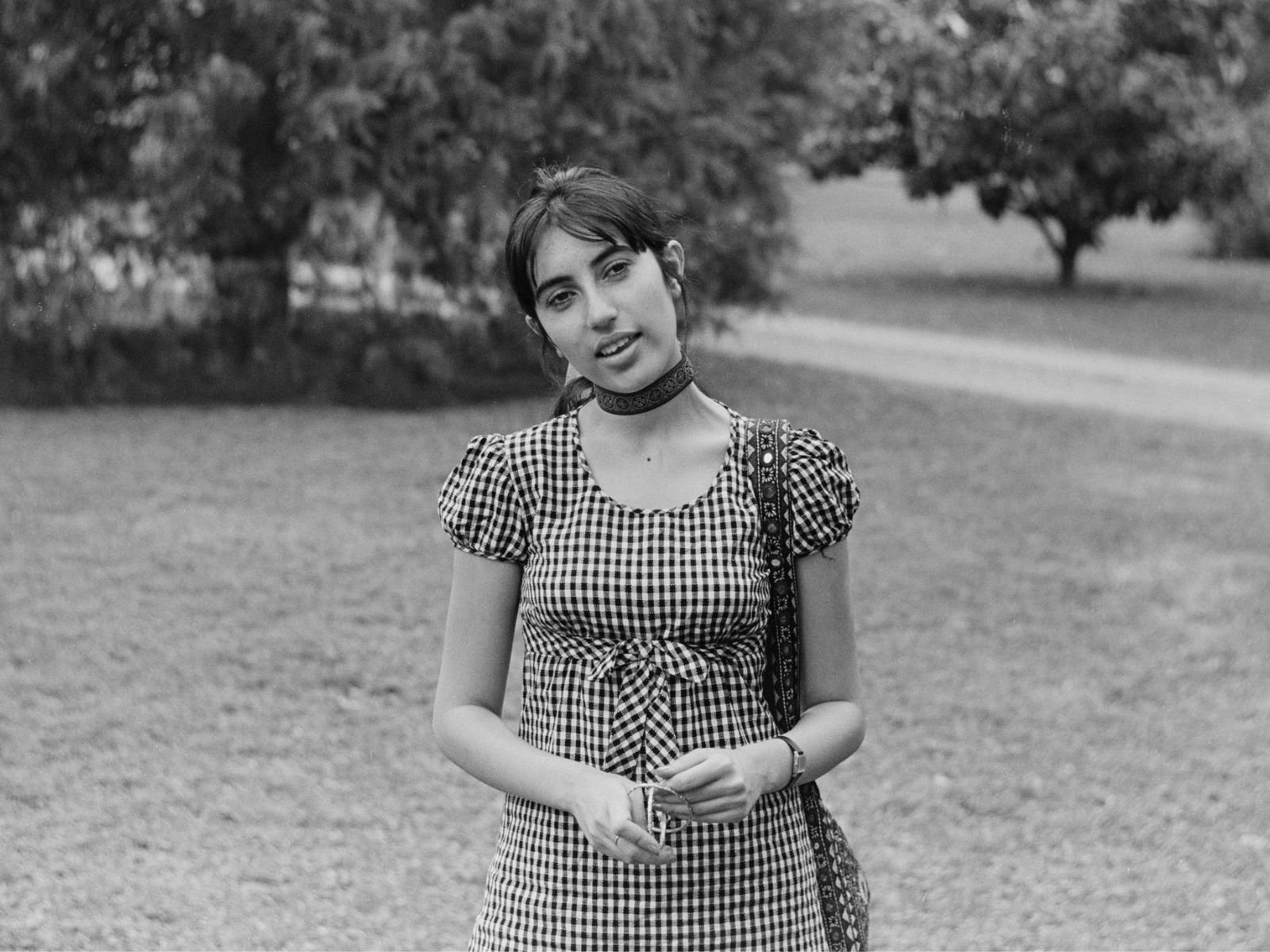 Nascida em uma influente família aristocrática, Benazir Bhutto teve acesso a uma educação de elite que a preparou para os desafios da liderança. Sua formação em Harvard e Oxford, onde se tornou a primeira mulher asiática a presidir a prestigiosa Oxford Union, foi fundamental para moldar sua visão política liberal e secular.