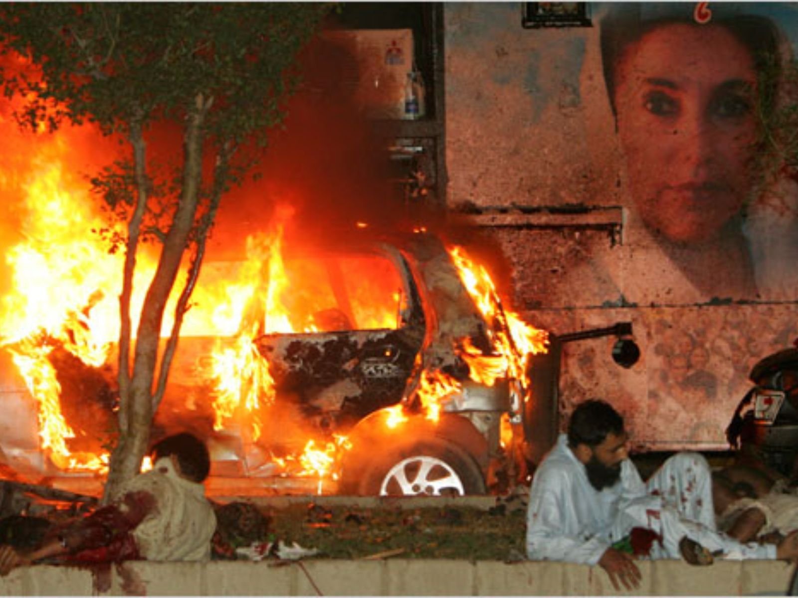 Cena do atentado suicida que visou a comitiva de Benazir Bhutto em Karachi no dia de seu retorno. Mais de 140 pessoas morreram, mas Bhutto sobreviveu, escapando por pouco do ataque.