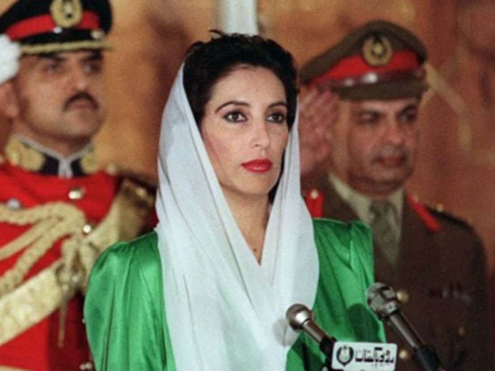 Benazir Bhutto durante sua cerimônia de posse como Primeira-Ministra do Paquistão em 2 de dezembro de 1988. Sua eleição foi um marco histórico para as mulheres no mundo muçulmano e um símbolo de esperança para a democracia paquistanesa. Benazir Bhutto durante sua cerimônia de posse como Primeira-Ministra do Paquistão em 2 de dezembro de 1988. Sua eleição foi um marco histórico para as mulheres no mundo muçulmano e um símbolo de esperança para a democracia paquistanesa.