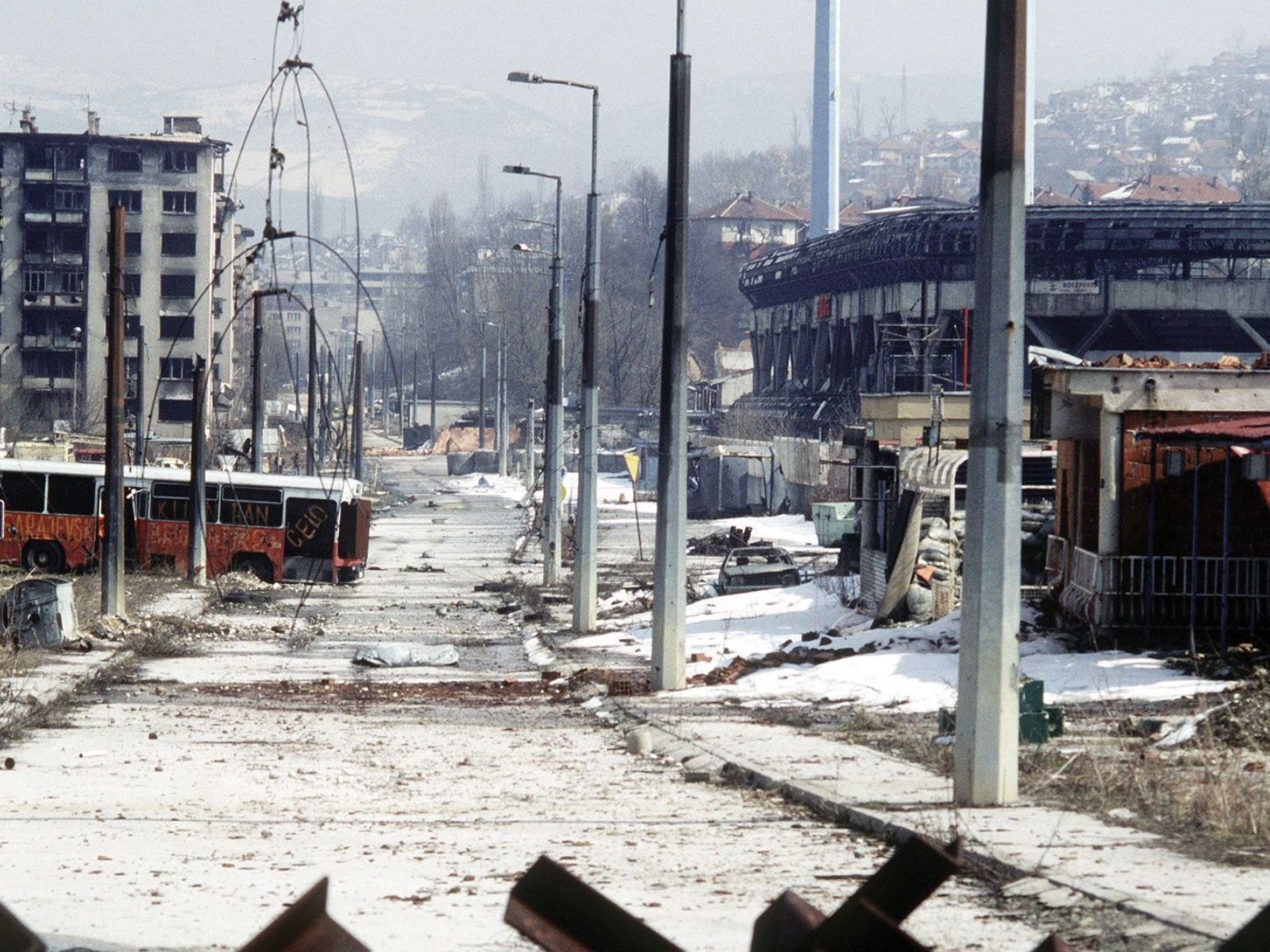 Edifícios de apartamentos em Sarajevo reduzidos a cascas vazias após anos de bombardeio implacável durante o cerco mais longo de uma capital na história moderna (1992-1996).