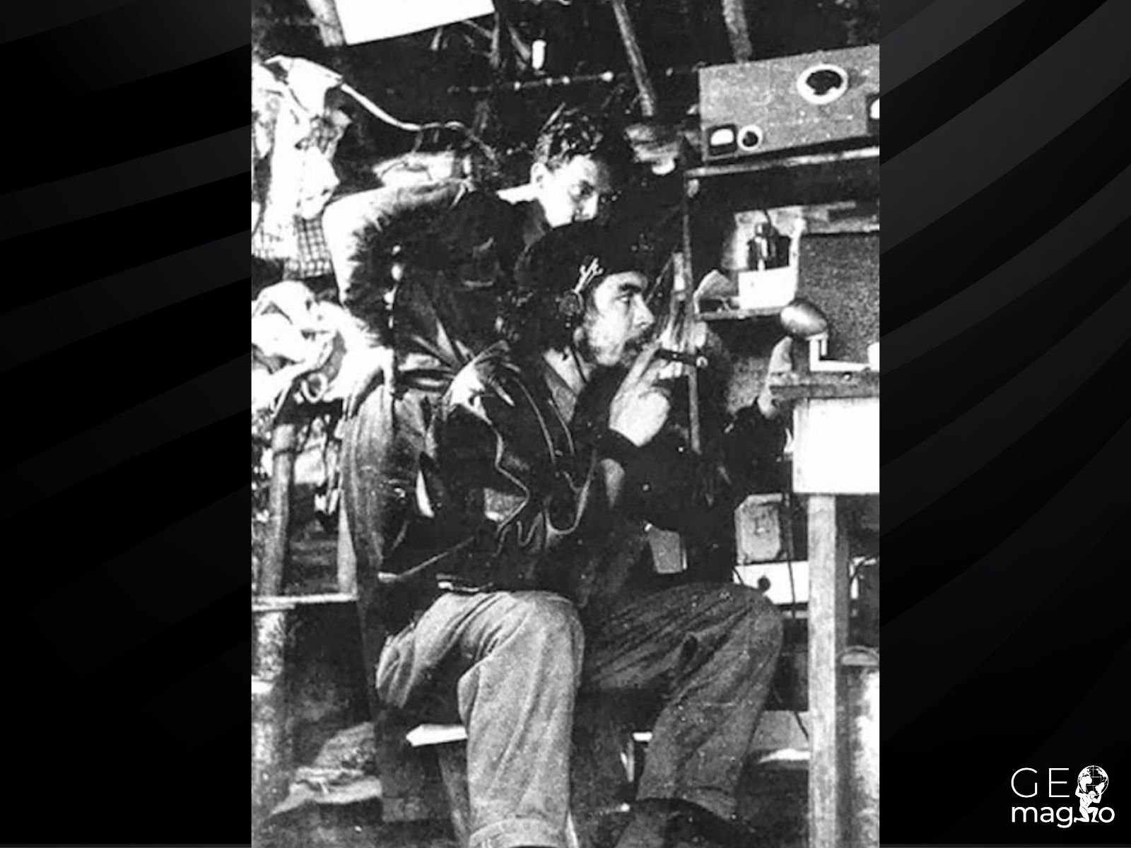 Che Guevara, responsável pela Radio Rebelde em Sierra Maestra, durante a Revolução Cubana.