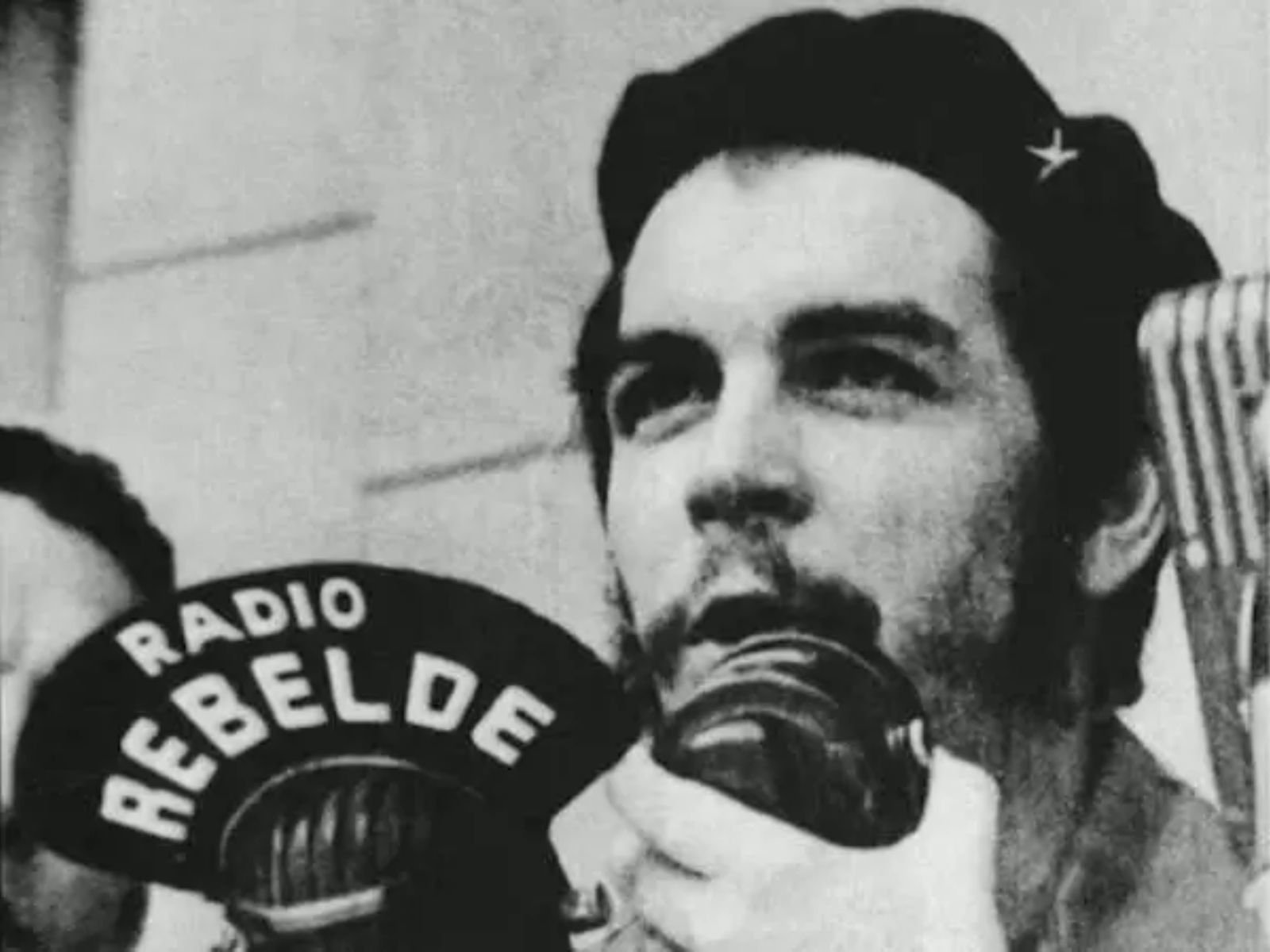 Che Guevara, responsável pela Radio Rebelde em Sierra Maestra, durante a Revolução Cubana.