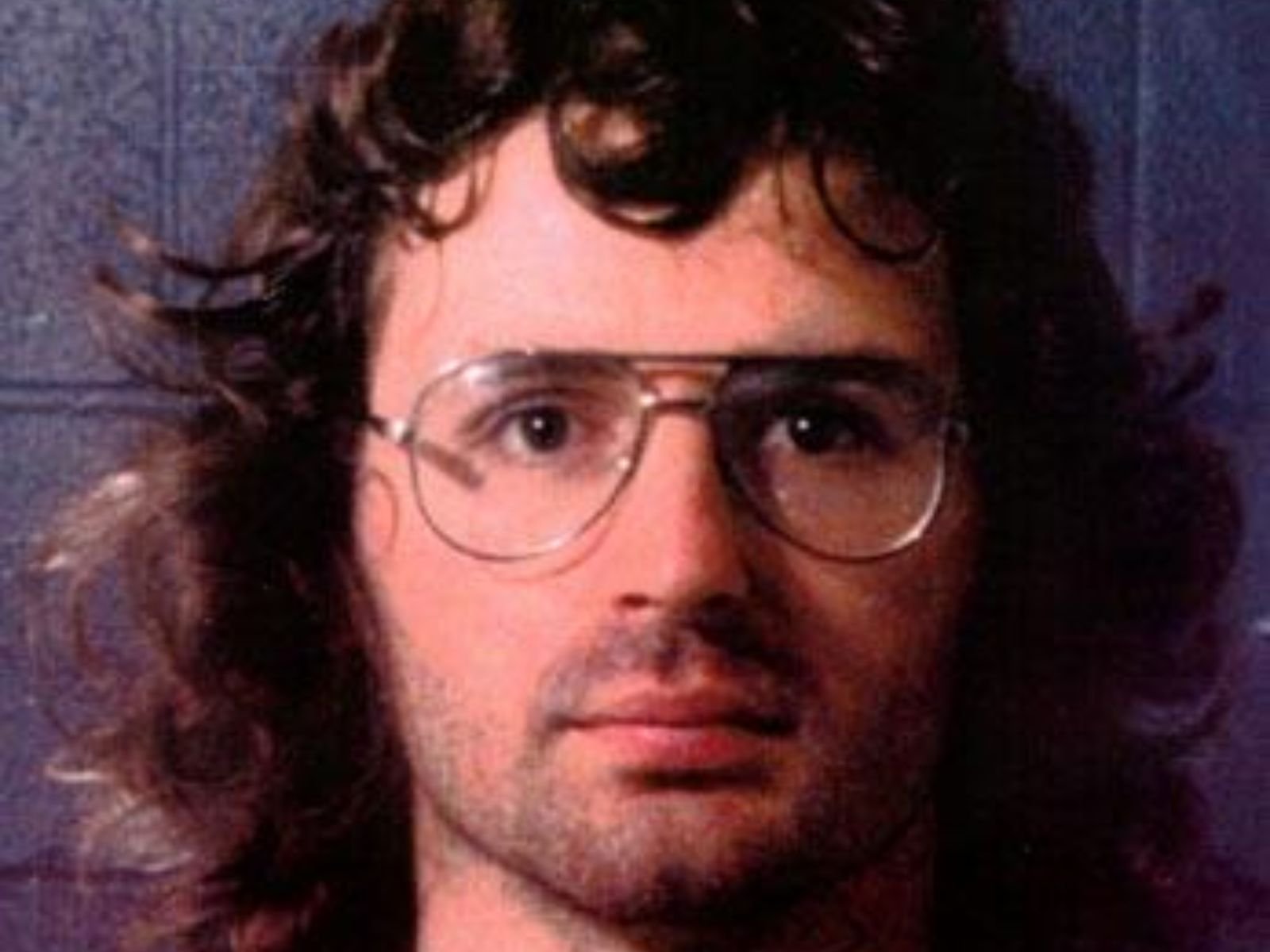 David Koresh, nascido Vernon Wayne Howell, transformou-se no carismático e controverso líder dos Branch Davidians. Autoproclamado profeta, Koresh alegava ser o "Cordeiro de Deus" mencionado no Apocalipse, destinado a abrir os sete selos do fim dos tempos. Sua interpretação radical das escrituras incluía a crença de que tinha o direito divino de ter múltiplas esposas, incluindo menores de idade.