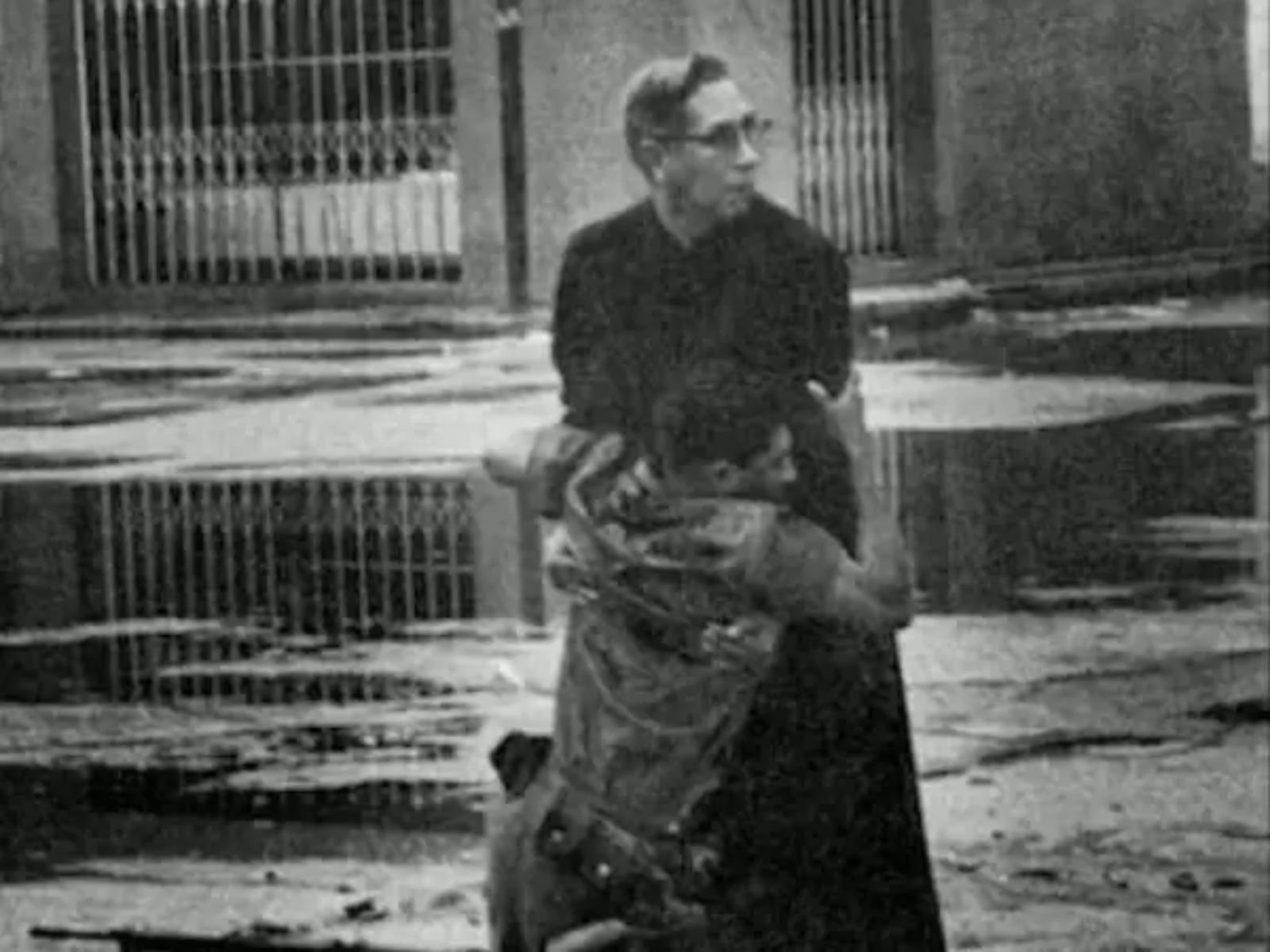 El Porteñazo. O capelão Luis Maria Padilla vai para o meio da rua, no lugar conhecido como La Alcantarilla, em Puerto Cabello, para resgatar um soldado ferido nos momentos cruciais do tiroteio, colocando-o em seus braços, para tentar ajudá-lo.