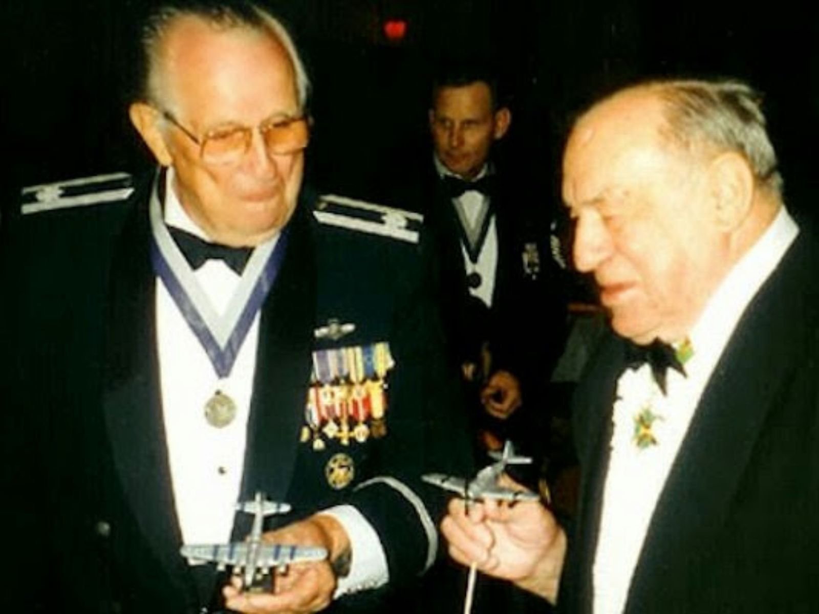 Franz Stigler e Charlie Brown, agora amigos, "encenam" a batalha ocorrida nos céus durante a Segunda Guerra Mundial, muitas décadas mais tarde.