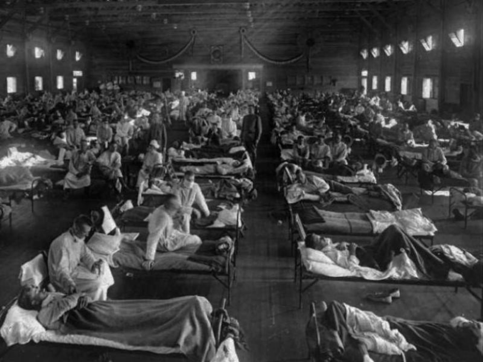 Vítimas da Gripe Espanhola internadas em um hospital de emergência perto de Fort Riley, Kansas, Estados Unidos, 1918. Foto: AP - National Museum of Health.