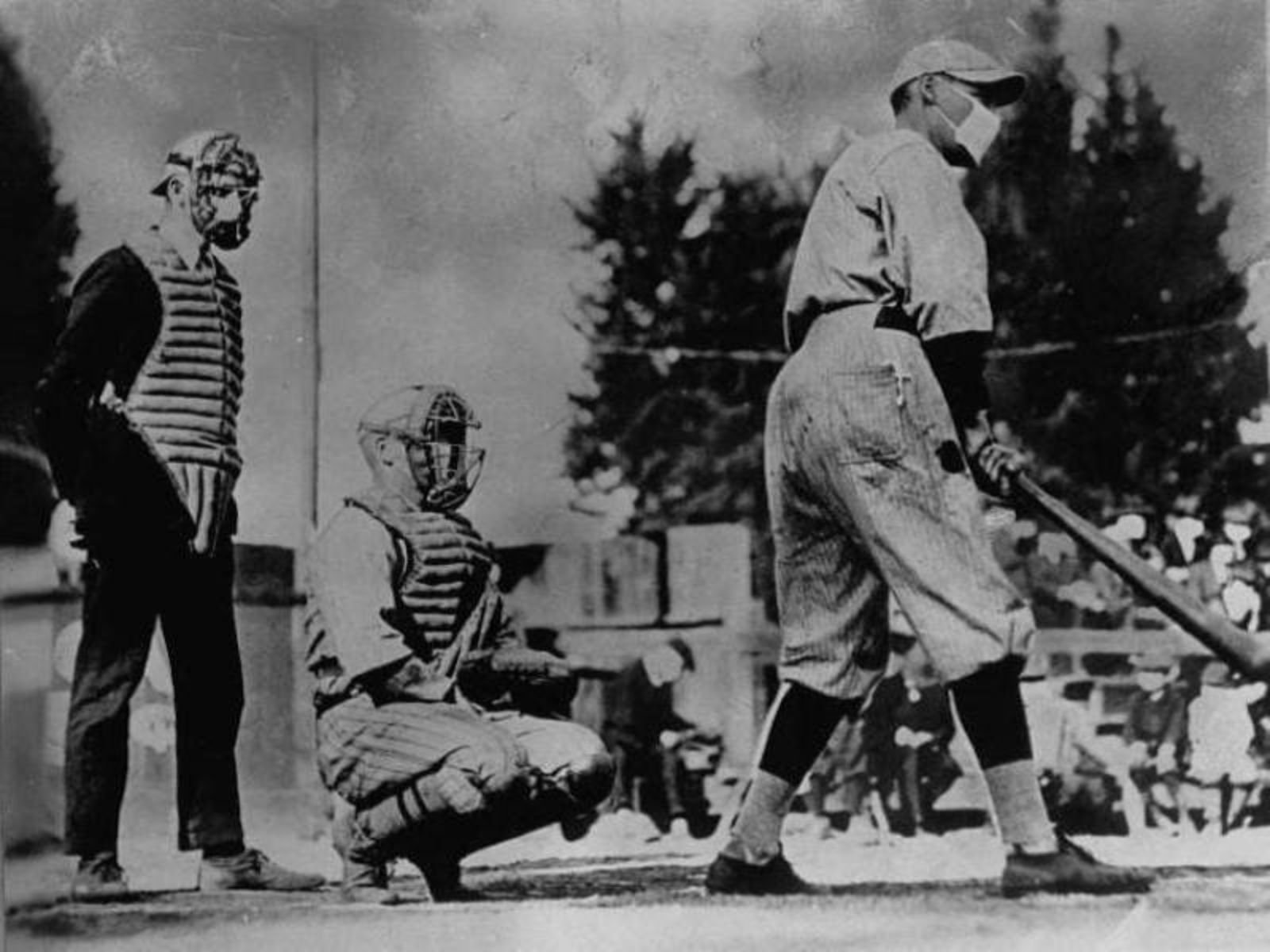 Jogadores de Baseball usam máscaras para reduzir o risco de contaminação pelo vírus da Gripe Espanhola em 1918, uma cena que se repetiria em esportes mais de um século depois com a COVID-19. Foto: Underwood And Underwood/The LIFE Images Collection.
