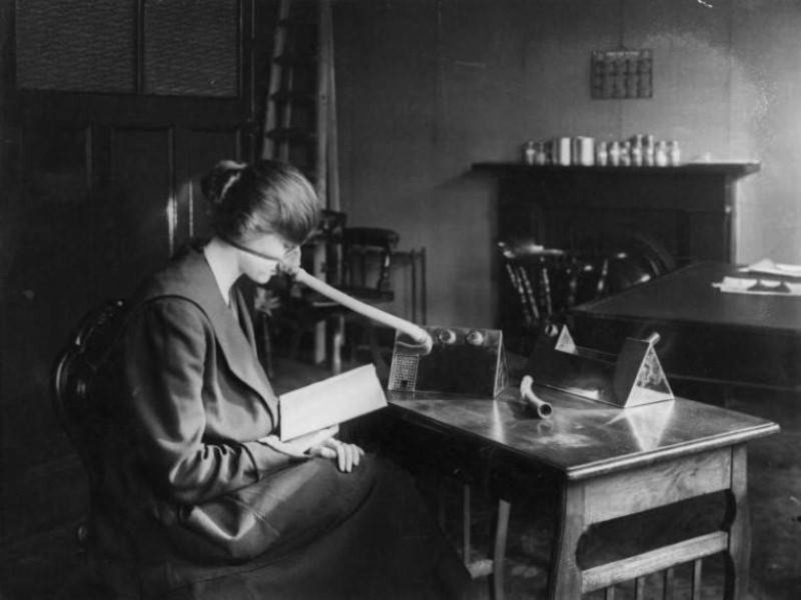 Paciente usando máscara "anti-gripe" em 1918. O uso de máscaras tornou-se uma visão comum e, em muitos lugares, obrigatória. Foto: Topical Press Agency.