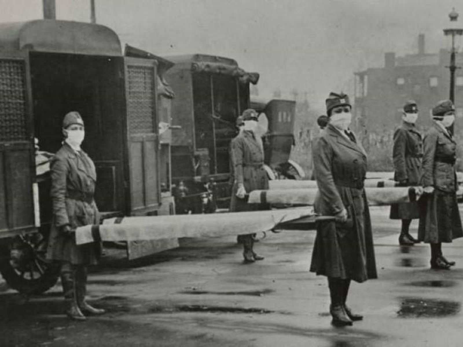 O regimento motorizado da Cruz-Vermelha de St. Louis, uma das muitas organizações civis que se mobilizaram para combater a pandemia em 1918. Foto: Universal History Archive/UIG via Getty Images.