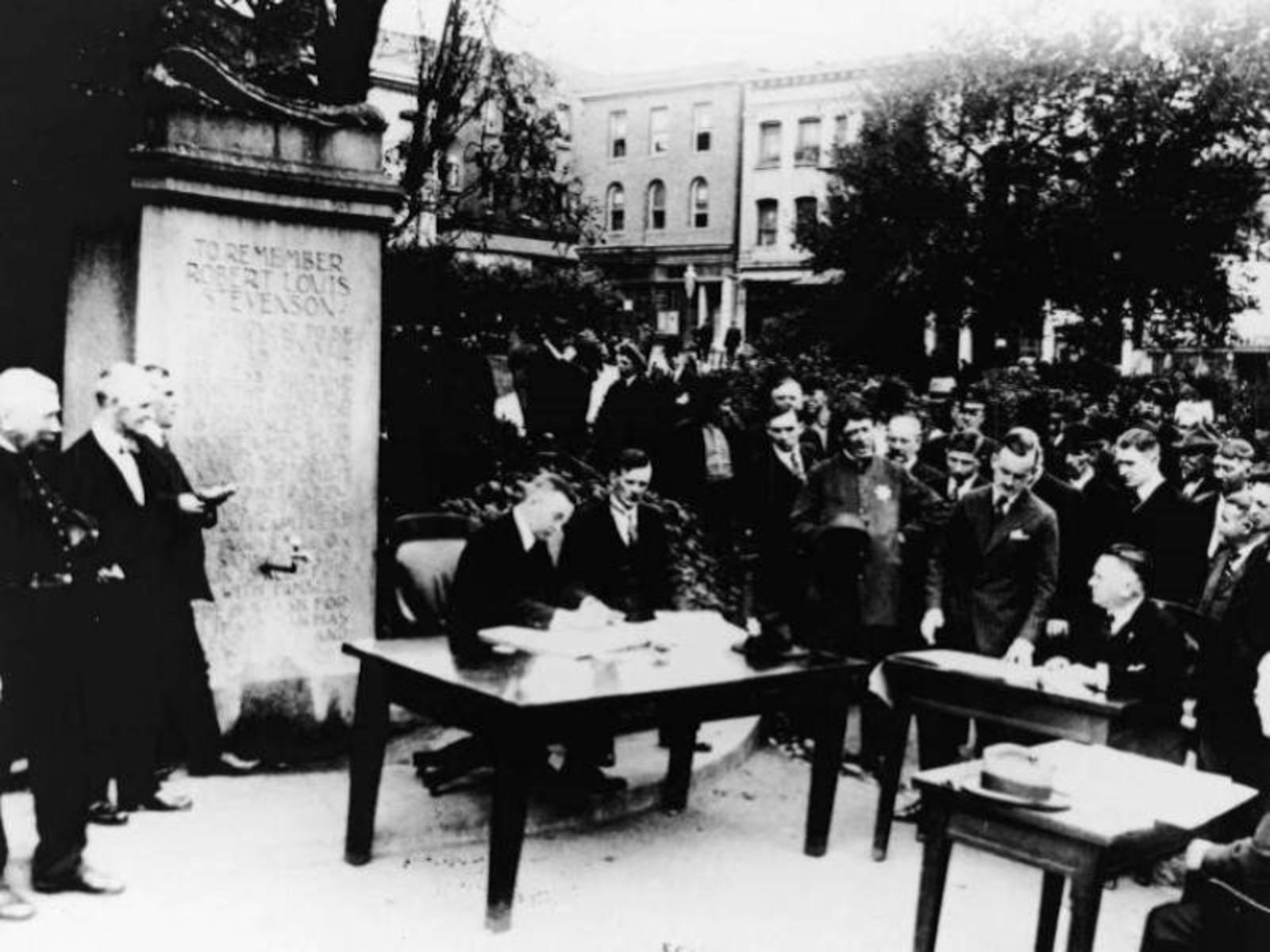 Sessão da Corte de San Francisco, na Califórnia, realizada ao ar livre durante a epidemia de Gripe Influenza A, para evitar a propagação do vírus. 1918. Hulton Archive.