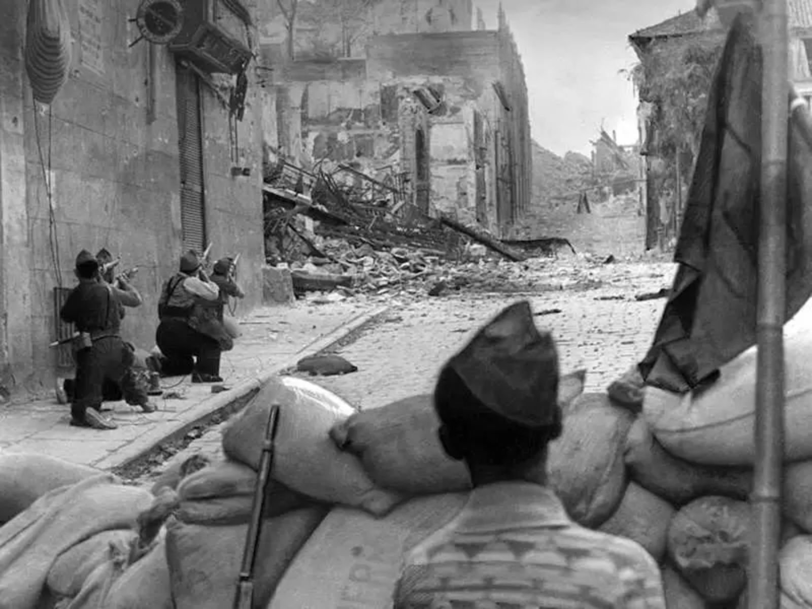 Soldados republicanos durante a batalha pelo Alcázar de Toledo, um palácio fortificado sobre rochas, situado na parte mais alta de Toledo, na Espanha, onde os rebeldes estavam abrigados, em julho de 1936. Foto: STF / AFP / Getty Images.