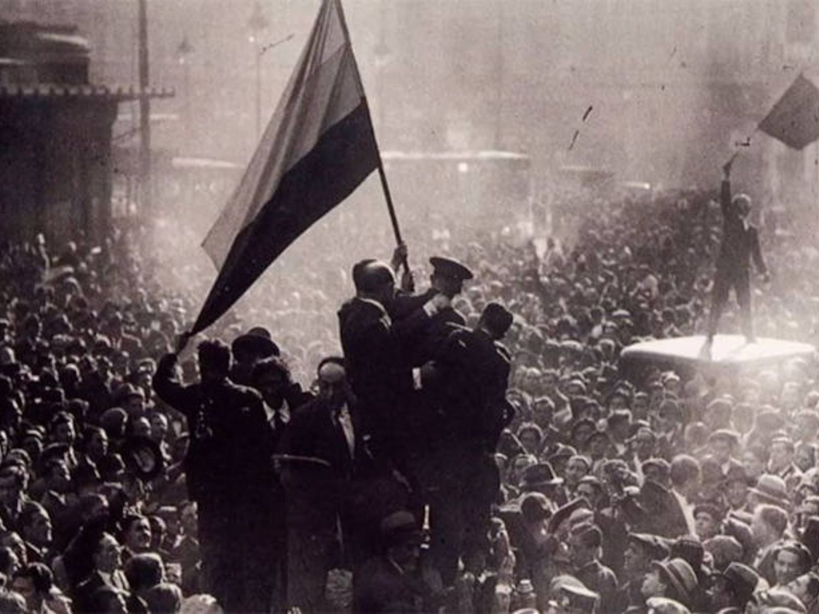Militantes seguram a bandeira da Segunda República Espanhola, em Madrid – Guerra Civil Espanhola. Militantes seguram a bandeira da Segunda República Espanhola, em Madrid - Guerra Civil Espanhola.