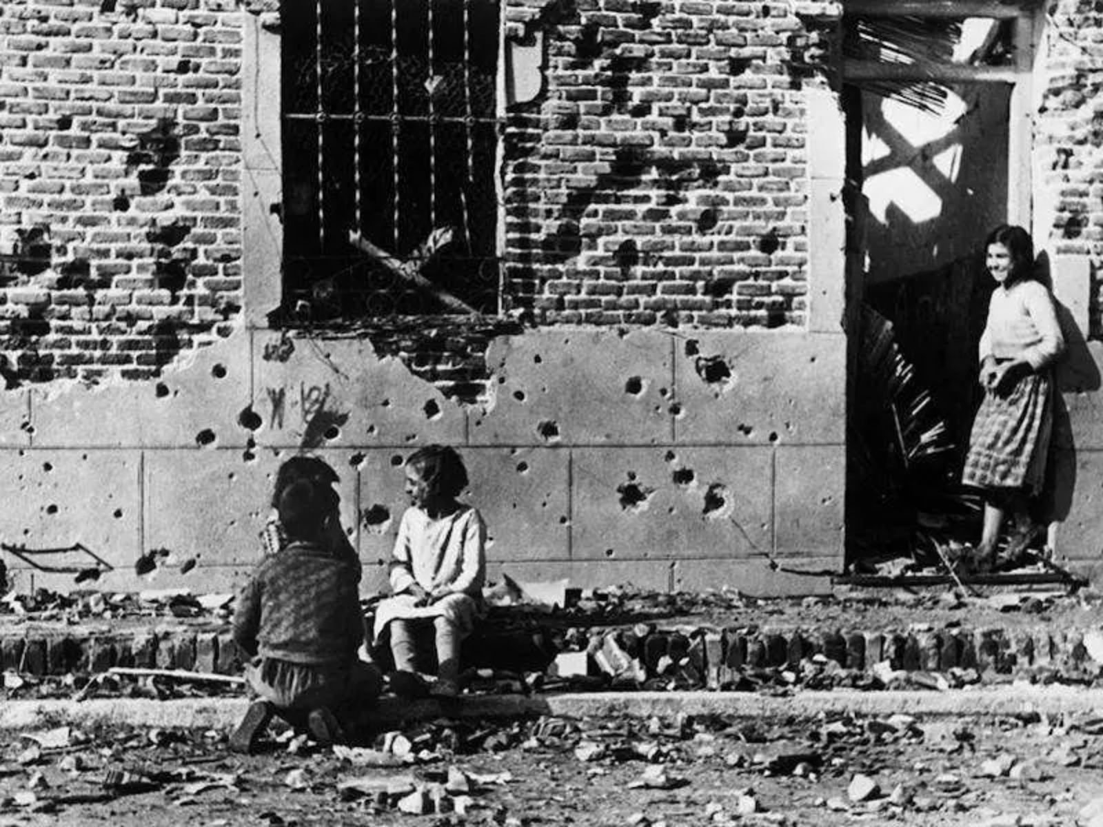 A ofensiva nacionalista em Madrid, ocorrida entre novembro de 1936 e fevereiro de 1937, foi uma das mais sangrentas batalhas da Guerra Civil Espanhola. Durante esse período, a Alemanha Nazista de Hitler e a Itália Fascista de Mussolini apoiavam os nacionalistas, enquanto a União Soviética de Stalin dava apoio ao governo da Frente Popular.