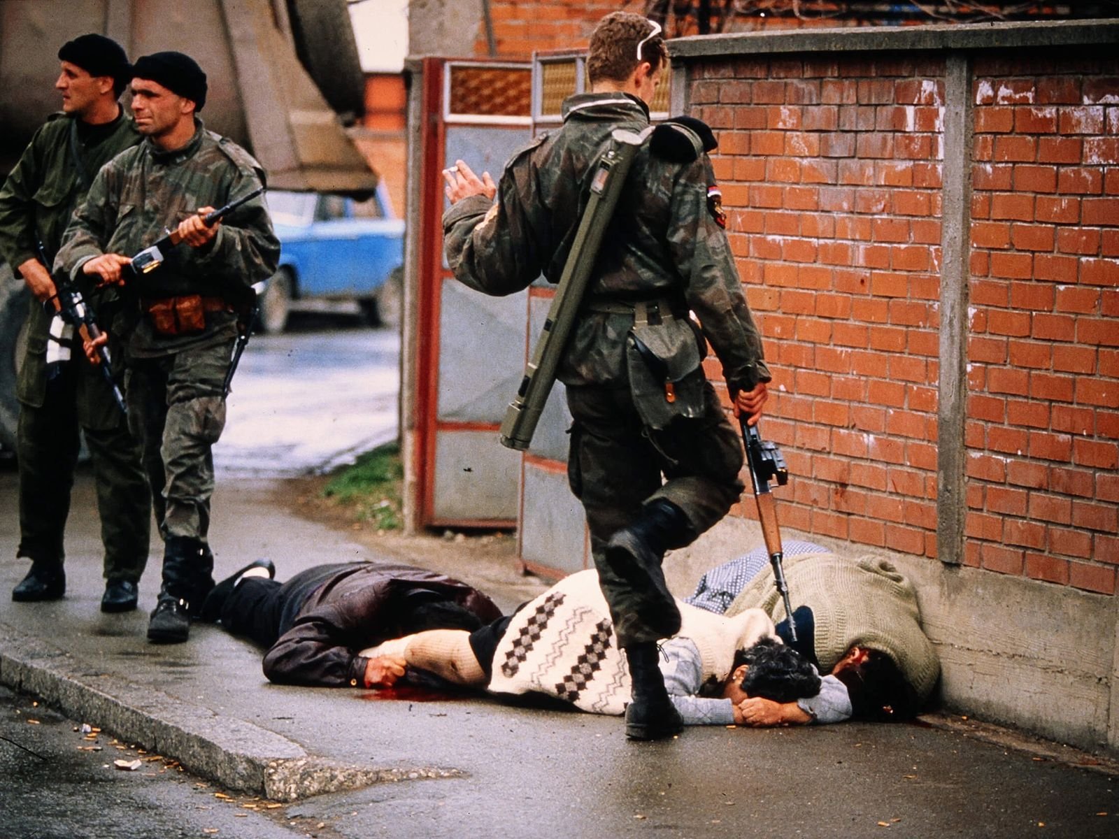 Cena de um crime de guerra durante a Guerra da Bósnia, mostrando corpos de vítimas executadas. Esta imagem documenta a brutalidade dos crimes de guerra cometidos durante o conflito, incluindo assassinatos em massa, execuções sumárias e massacres de civis que caracterizaram particularmente a limpeza étnica sistemática.