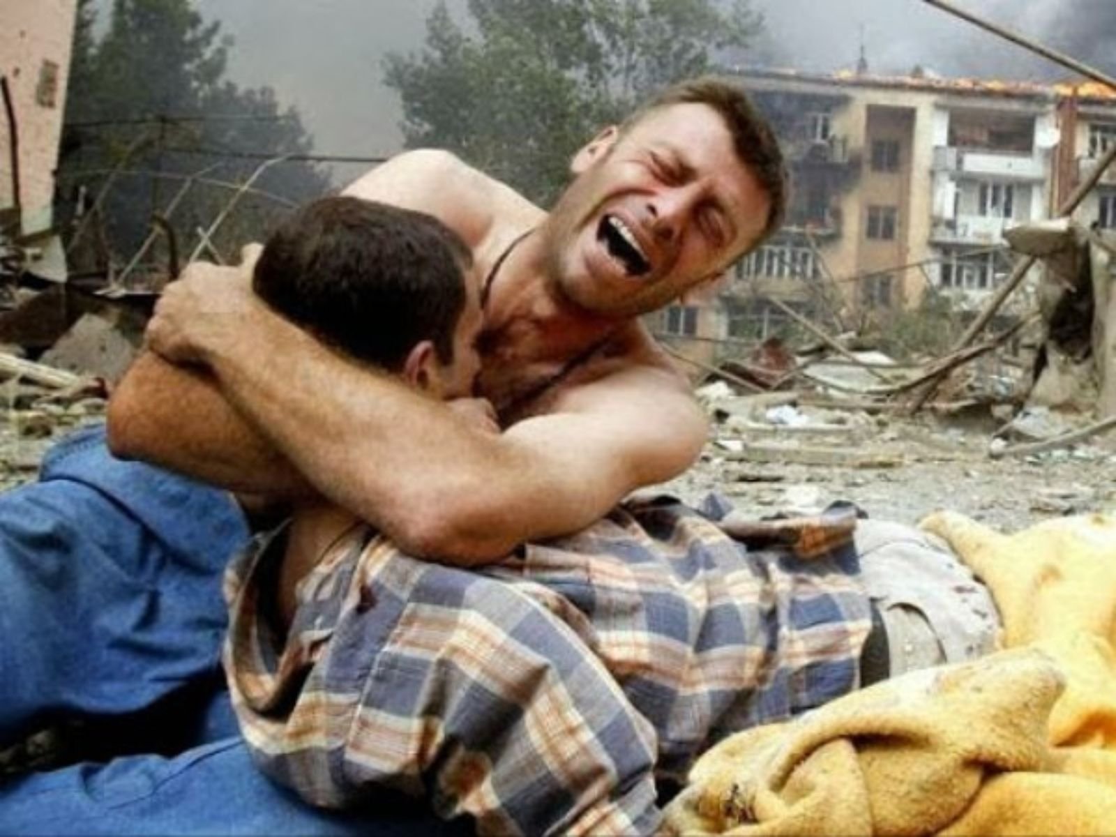 Um homem georgiano chora pela morte de um parente após um bombardeio russo em Gori, a 80km da capital Tbilisi. A foto, de Gleb Garanich (Reuters), se tornou um símbolo do sofrimento humano na guerra. Gori é, ironicamente, a cidade natal de Josef Stalin.