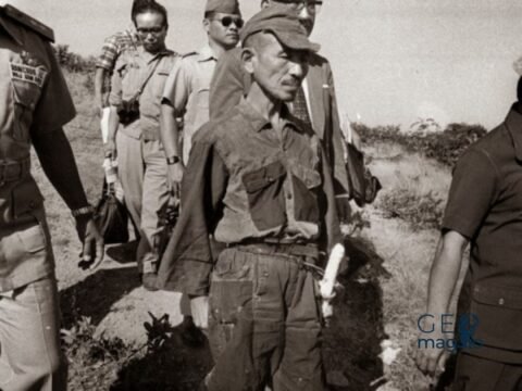 Hiroo Onoda - L'Ultimo Guerriero del Giappone Imperiale Hiroo Onoda se rende em 1974, 29 anos após o fim da Segunda Guerra Mundial.