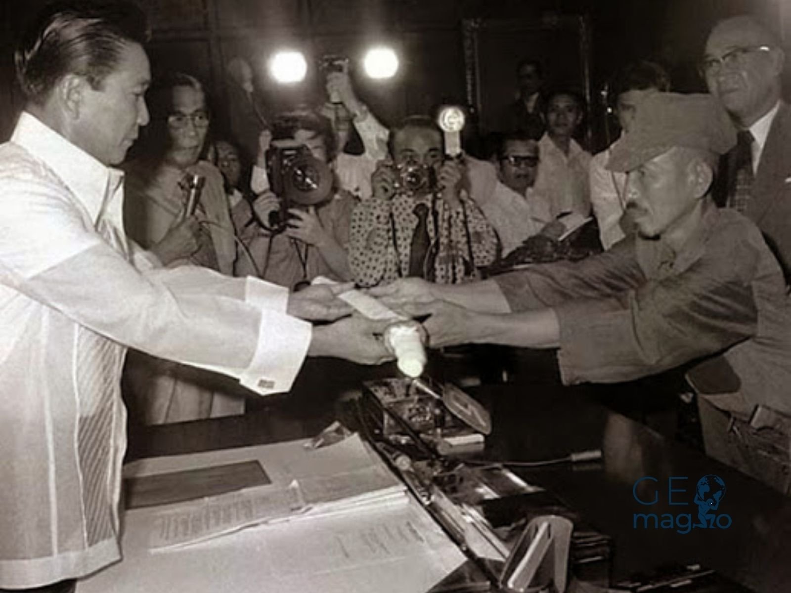 Hiroo Onoda si arrende al presidente filippino nel 1974. Nella sua resa, consegnò la sua spada, circa 500 cartucce di munizioni e diverse granate a mano.