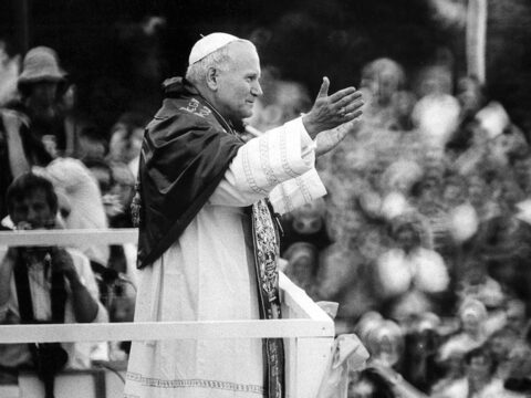 João Paulo II: O Discurso Que Despertou a Polônia e Derrubou um Império O Papa João Paulo II no altar improvisado na Praça da Vitória, discursando para a multidão massiva. Durante esta missa, o Papa proferiu uma das homilias mais importantes de seu pontificado. 2 de junho de 1979.