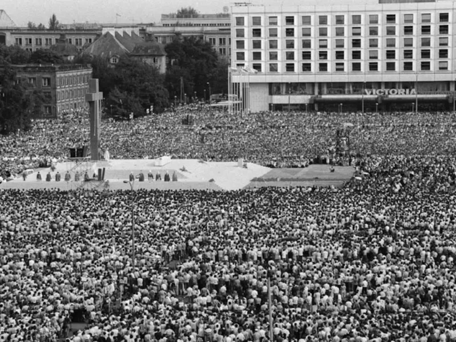 João Paulo II discursa para uma multidão na Praça da Vitória no dia 2 de junho de 1979.