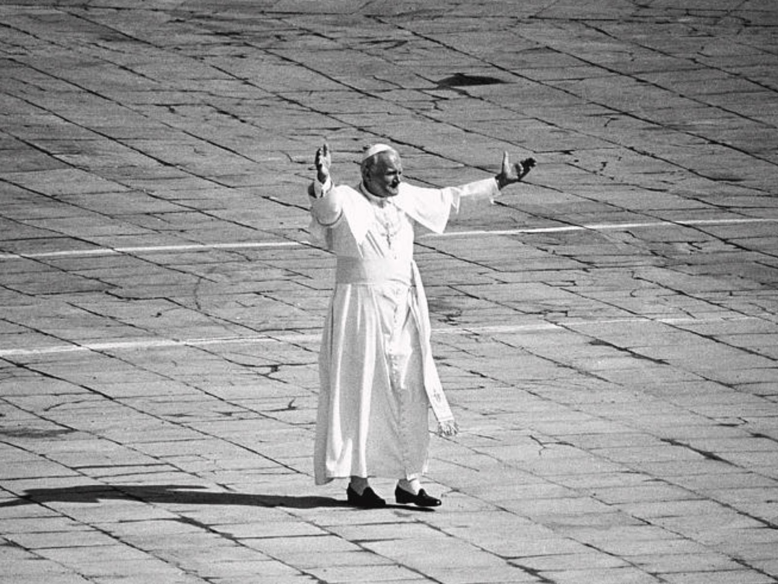Foto icônica do Papa João Paulo II durante a missa histórica. Bettmann Archive. 2 de junho de 1979.