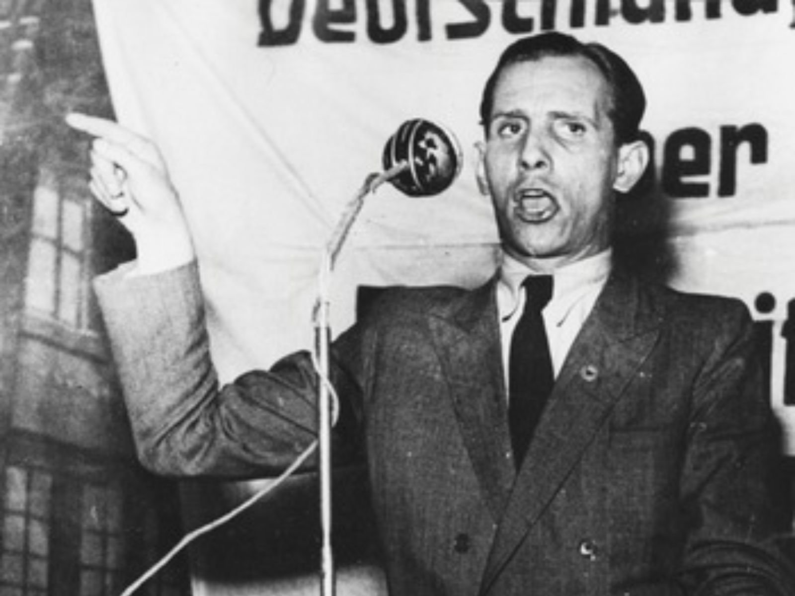 Otto Ernst Remer, ex-major-general da Wehrmacht, discursa em um comício do Partido Socialista do Reich (SRP) em 1951. O SRP foi um dos primeiros partidos neonazistas significativos na Alemanha Ocidental e foi banido em 1952 por ser sucessor do Partido Nazista.