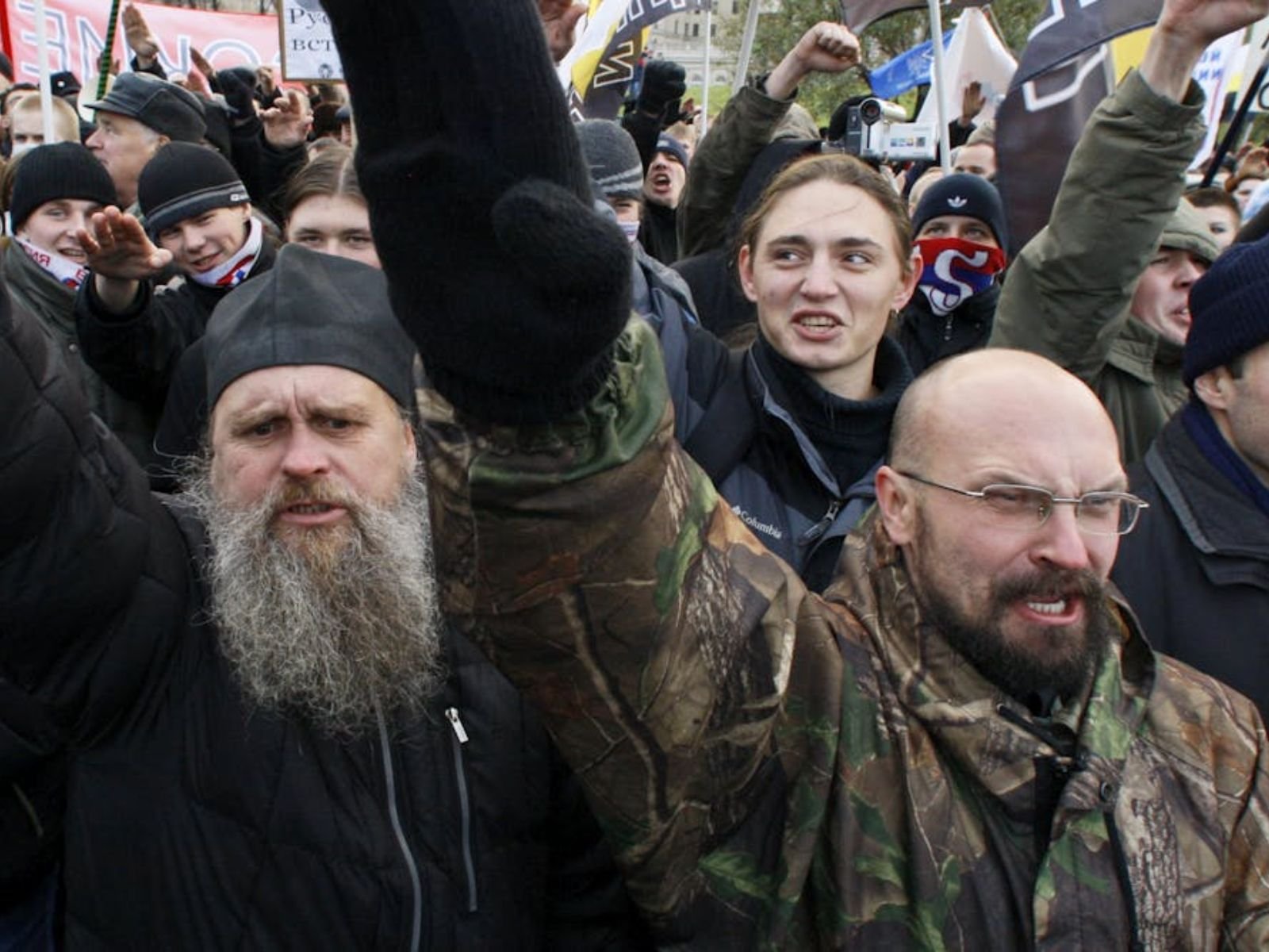 Manifestantes ultranacionalistas e neonazistas participam da "Marcha Russa" em Moscou. Esses eventos, que se tornaram mais proeminentes nos anos 2000, reúnem diversos grupos de extrema-direita, incluindo skinheads e monarquistas, com uma agenda anti-imigração e xenófoba. Autor: Maxim Shipenkov / EPA.