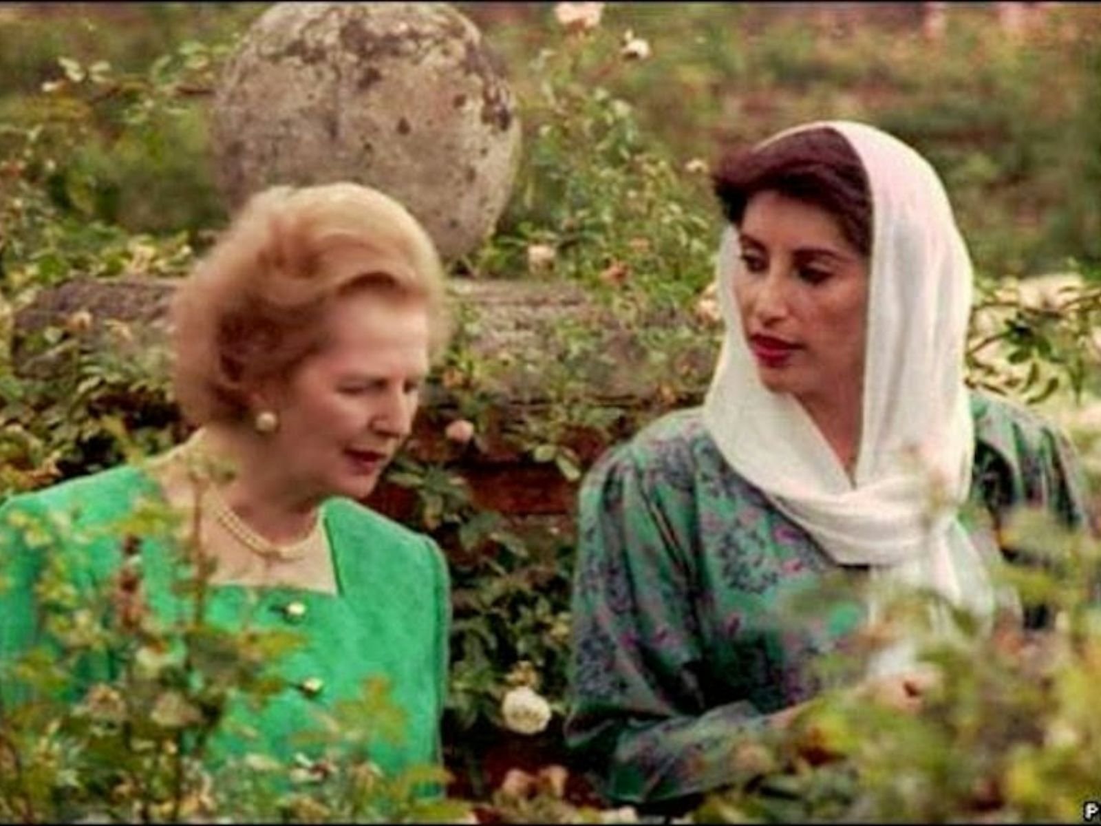 Bhutto foi primeira-ministra do Paquistão por duas vezes. O primeiro mandato entre 1988 e 1990 coincidiu com os últimos anos do governo de Margaret Thatcher no Reino Unido.