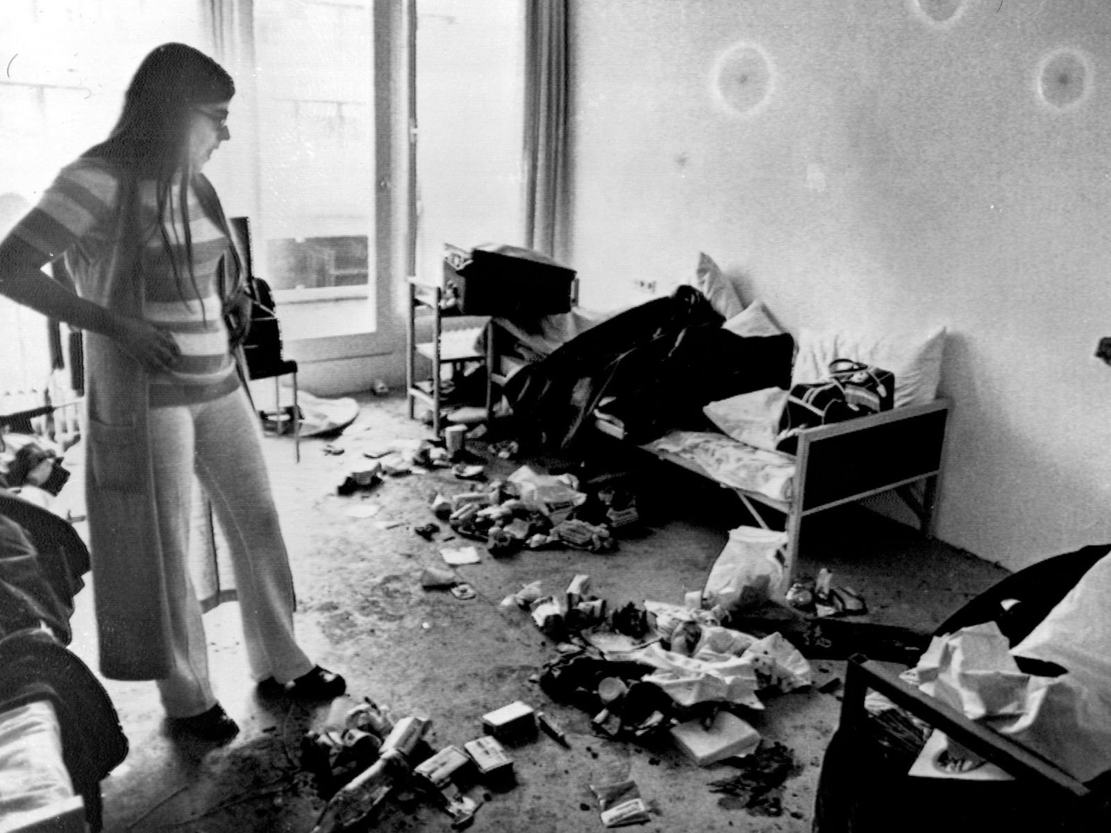 Interior do apartamento da delegação israelense na Connollystrasse 31, Vila Olímpica de Munique, após a invasão terrorista de 5 de setembro de 1972. A fotografia, tirada após o massacre, mostra os pertences espalhados, as marcas de violência e os restos de vidas interrompidas — um testemunho silencioso do momento em que o santuário da paz olímpica foi profanado pelo ódio e pela política do mundo real.