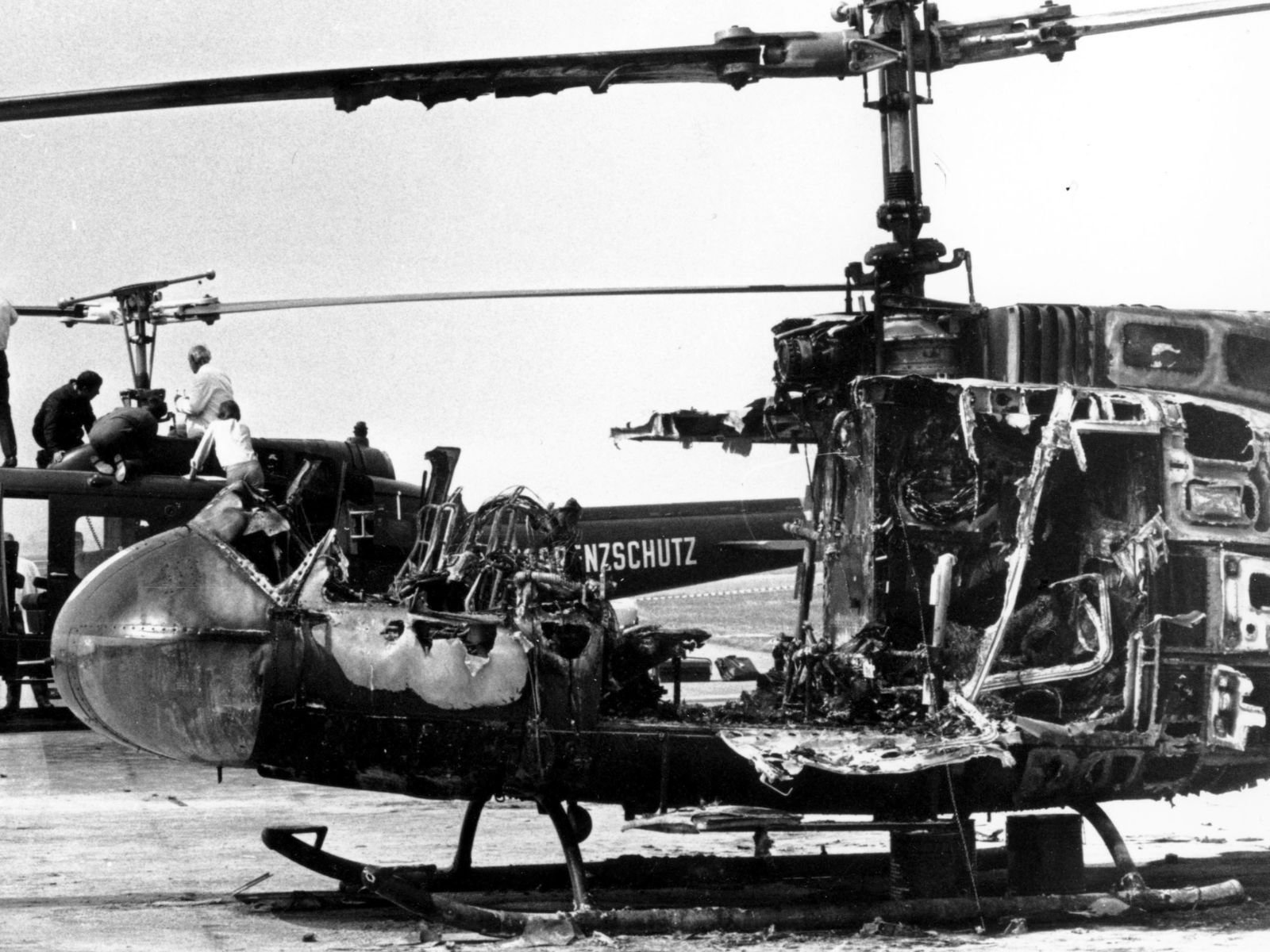 Helicópteros no aeroporto militar de Fürstenfeldbruck, onde a tentativa de resgate alemã terminou em catástrofe na noite de 5 de setembro de 1972. Esta imagem documenta o cenário de uma das operações de resgate mais mal executadas da história moderna — um estudo de caso em falhas operacionais que seria estudado por décadas em academias militares e de contraterrorismo.