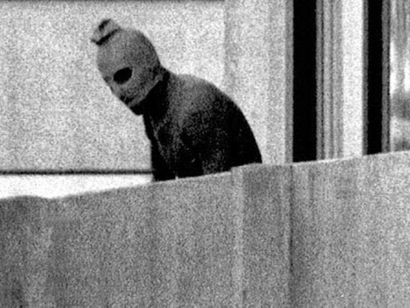 A imagem que definiu uma era. Um membro do grupo terrorista Setembro Negro aparece na sacada do apartamento da delegação israelense na Connollystrasse 31, Vila Olímpica de Munique, durante o sequestro que durou 21 horas. Esta fotografia, transmitida ao vivo para 900 milhões de telespectadores em todo o mundo em 5 de setembro de 1972, tornou-se o símbolo sombrio de uma nova era de terrorismo globalizado. A imagem que definiu uma era. Um membro do grupo terrorista Setembro Negro aparece na sacada do apartamento da delegação israelense na Connollystrasse 31, Vila Olímpica de Munique, durante o sequestro que durou 21 horas. Esta fotografia, transmitida ao vivo para 900 milhões de telespectadores em todo o mundo em 5 de setembro de 1972, tornou-se o símbolo sombrio de uma nova era de terrorismo globalizado.