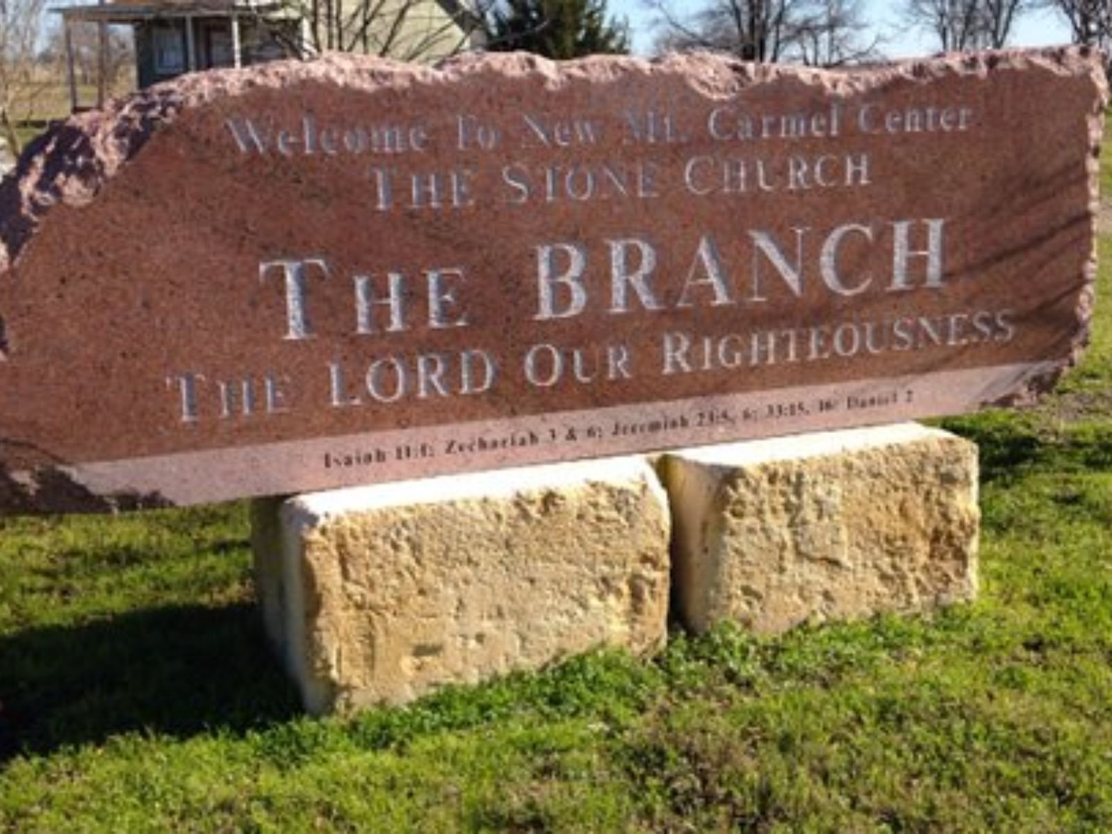 Placas de granito gravadas com os nomes das 84 vítimas do Cerco de Waco, incluindo David Koresh e as 25 crianças, no local onde ficava o complexo Monte Carmelo. Hoje, o terreno abriga uma nova igreja construída por um grupo de Ramo Davidianos que sobreviveu ou não estava presente durante o cerco. O memorial serve como um local de peregrinação e um sombrio lembrete da tragédia.