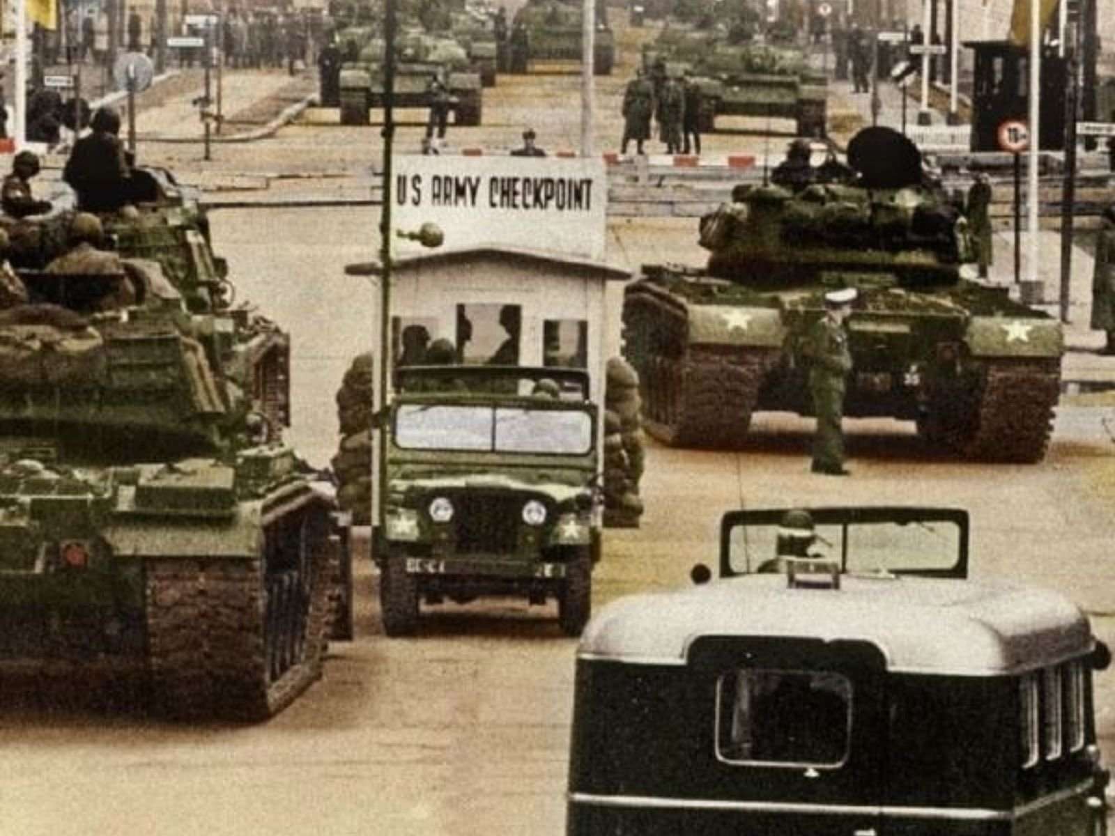 27 de outubro de 1961, Checkpoint Charlie, Friedrichstrasse, Berlim. Tanques americanos M-48 Patton e tanques soviéticos T-55 se encaram a poucos metros de distância, canhão contra canhão, em um dos momentos mais perigosos da Guerra Fria. Esta fotografia captura o momento de máxima tensão — dois impérios, duas ideologias, duas visões de mundo incompatíveis, separados apenas por alguns metros de asfalto. É uma imagem que define a Guerra Fria: poder militar massivo contido apenas pela compreensão mútua de que o uso desse poder significaria aniquilação mútua.