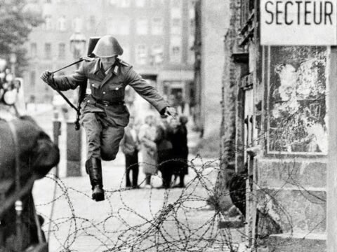 Queda do Muro de Berlim: Como a Liberdade Derrubou o Comunismo O soldado Conrad Schumann pula para a liberdade em 15 de agosto de 1961, um dos primeiros e mais icônicos atos de deserção.