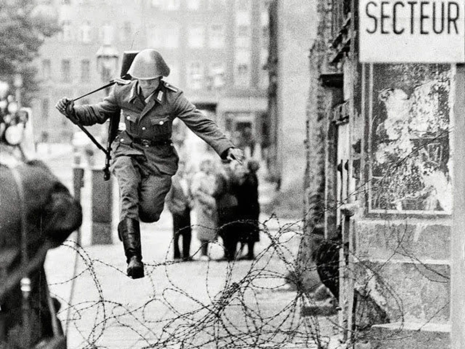 O soldado Conrad Schumann pula para a liberdade em 15 de agosto de 1961, um dos primeiros e mais icônicos atos de deserção.